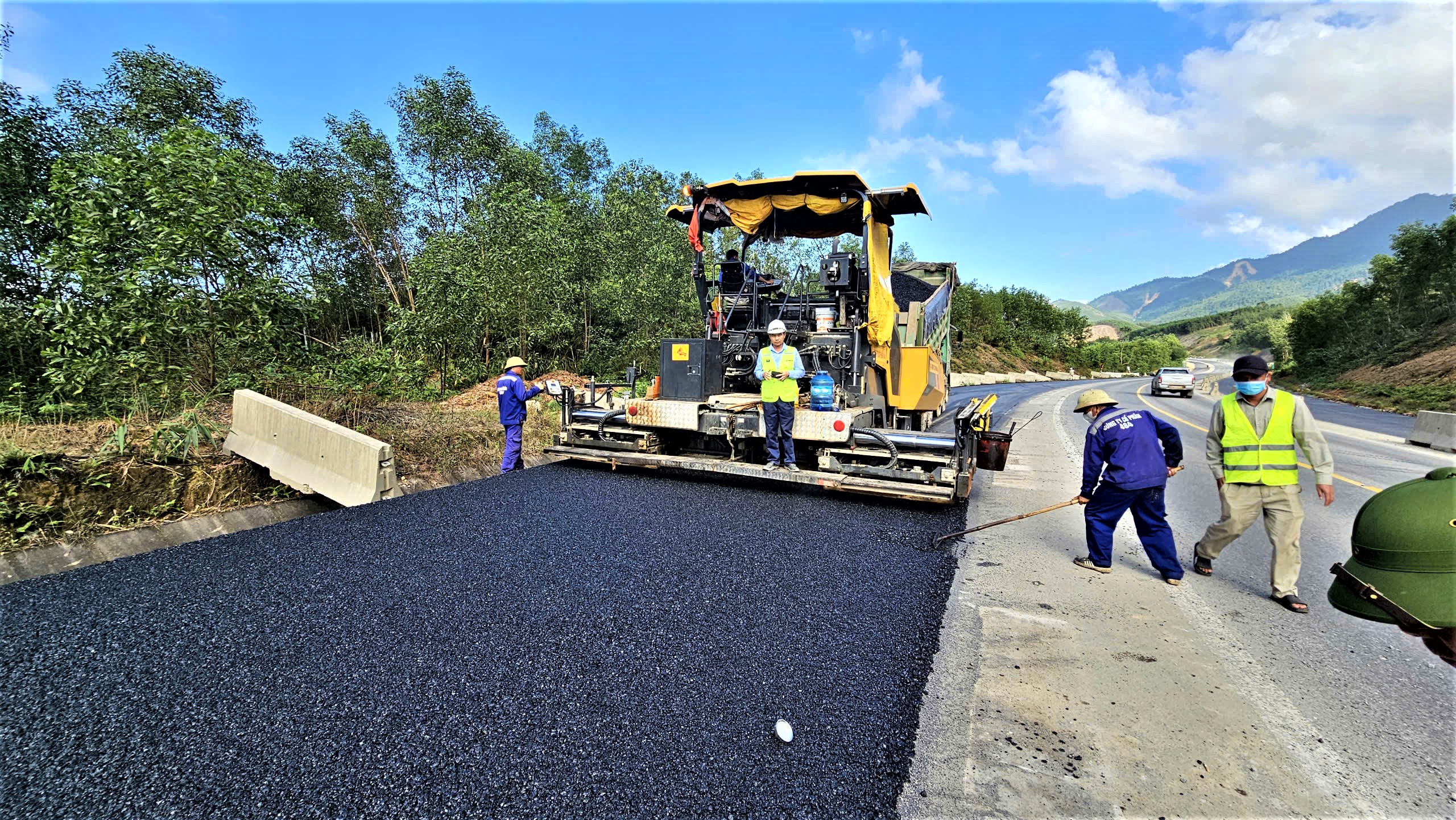 Gác kỳ nghỉ Tết, hàng trăm công nhân miệt mài trên công trường cao tốc La Sơn - Hòa Liên- Ảnh 4. Gác kỳ nghỉ Tết, hàng trăm công nhân miệt mài trên công trường cao tốc La Sơn - Hòa Liên- Ảnh 4.