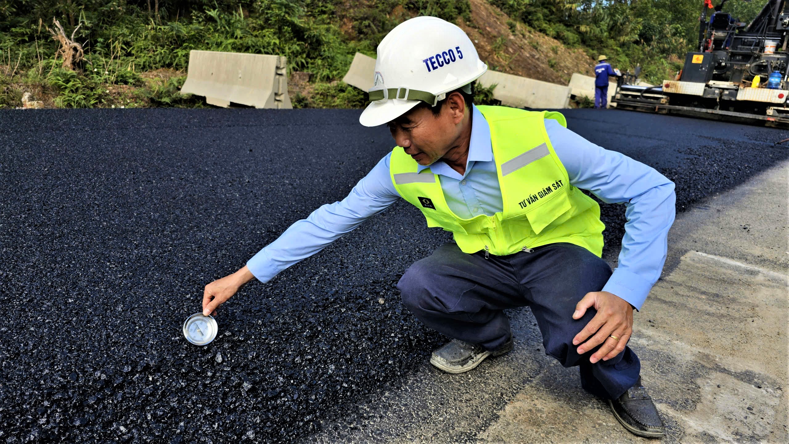 Gác kỳ nghỉ Tết, hàng trăm công nhân miệt mài trên công trường cao tốc La Sơn - Hòa Liên- Ảnh 5. Gác kỳ nghỉ Tết, hàng trăm công nhân miệt mài trên công trường cao tốc La Sơn - Hòa Liên- Ảnh 5.