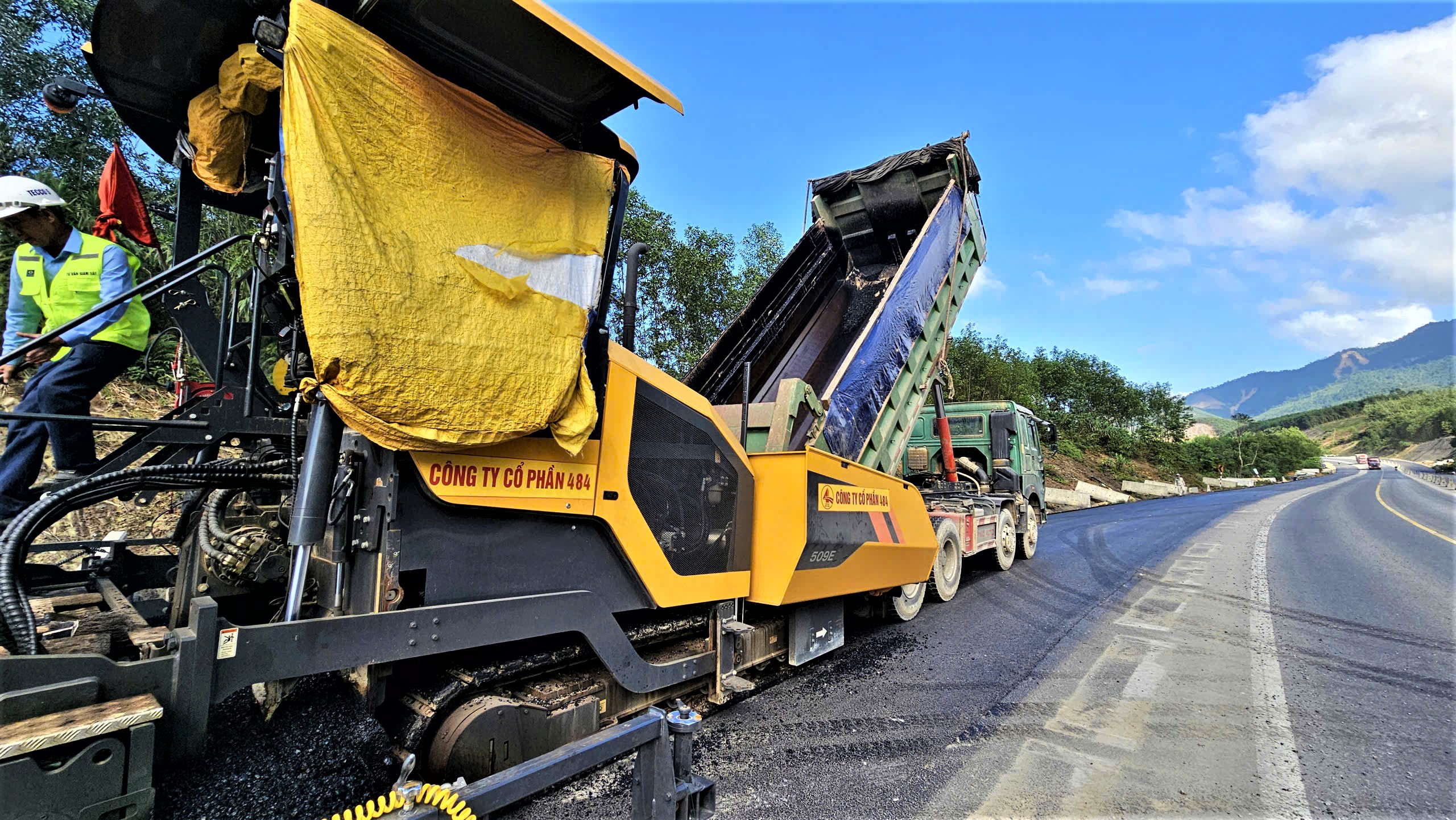 Gác kỳ nghỉ Tết, hàng trăm công nhân miệt mài trên công trường cao tốc La Sơn - Hòa Liên- Ảnh 10. Gác kỳ nghỉ Tết, hàng trăm công nhân miệt mài trên công trường cao tốc La Sơn - Hòa Liên- Ảnh 10.