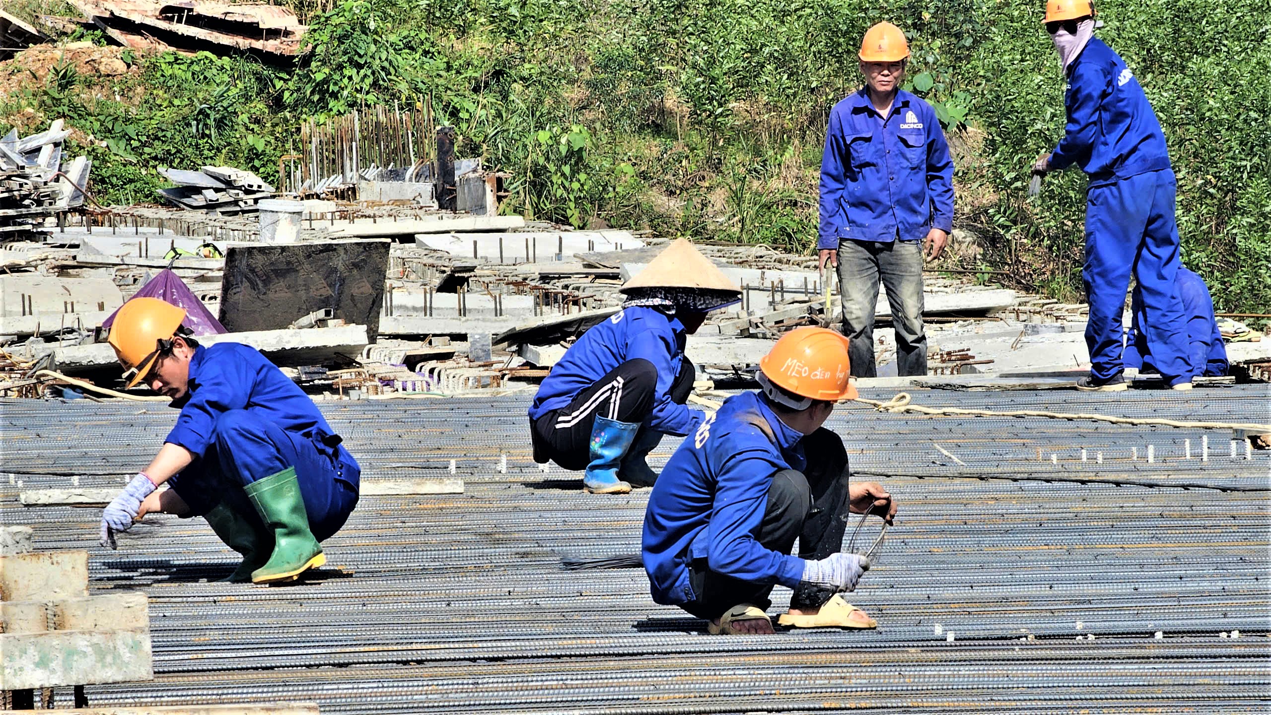Gác kỳ nghỉ Tết, hàng trăm công nhân miệt mài trên công trường cao tốc La Sơn - Hòa Liên- Ảnh 12. Gác kỳ nghỉ Tết, hàng trăm công nhân miệt mài trên công trường cao tốc La Sơn - Hòa Liên- Ảnh 12.