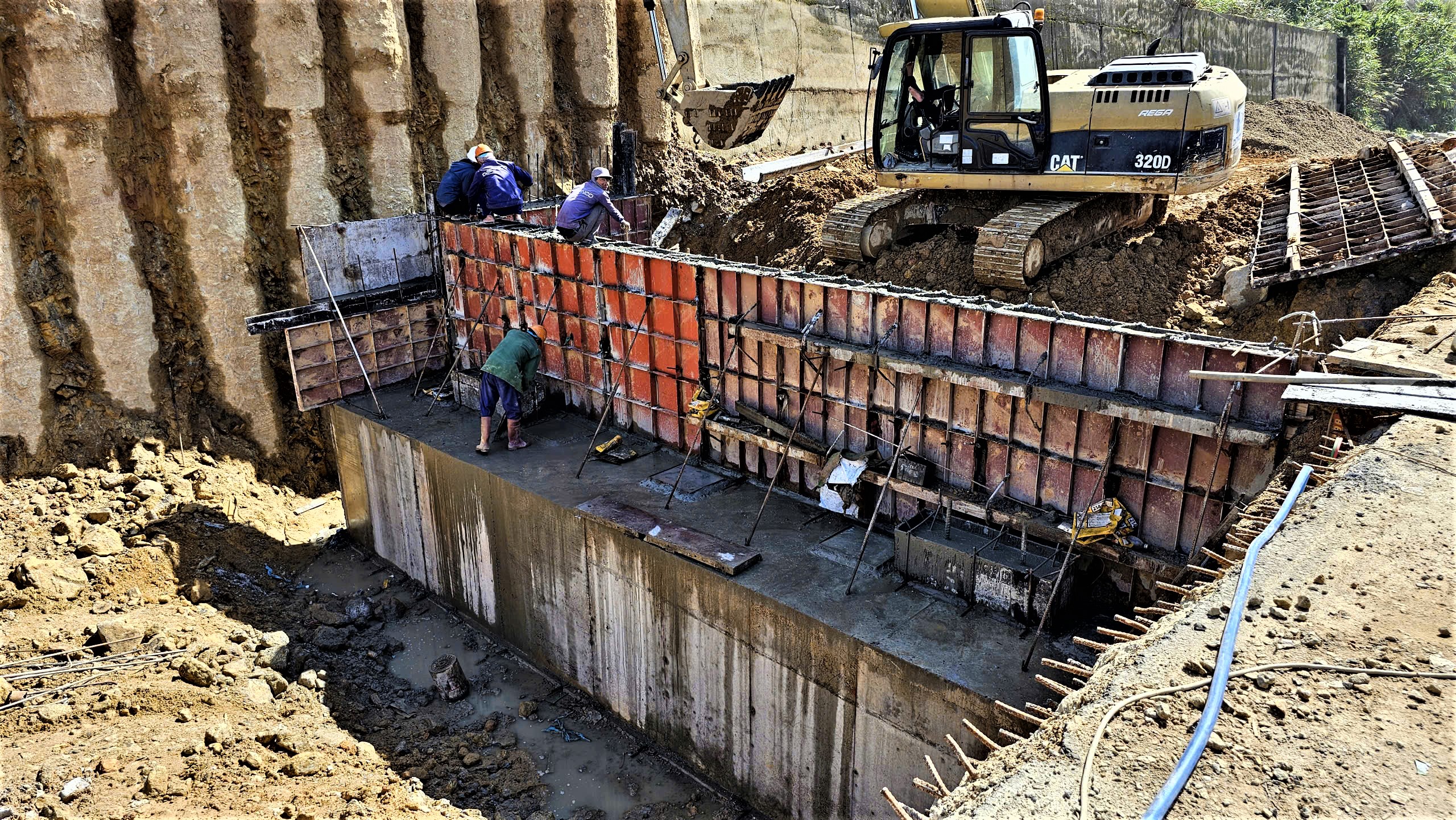 Gác kỳ nghỉ Tết, hàng trăm công nhân miệt mài trên công trường cao tốc La Sơn - Hòa Liên- Ảnh 13. Gác kỳ nghỉ Tết, hàng trăm công nhân miệt mài trên công trường cao tốc La Sơn - Hòa Liên- Ảnh 13.