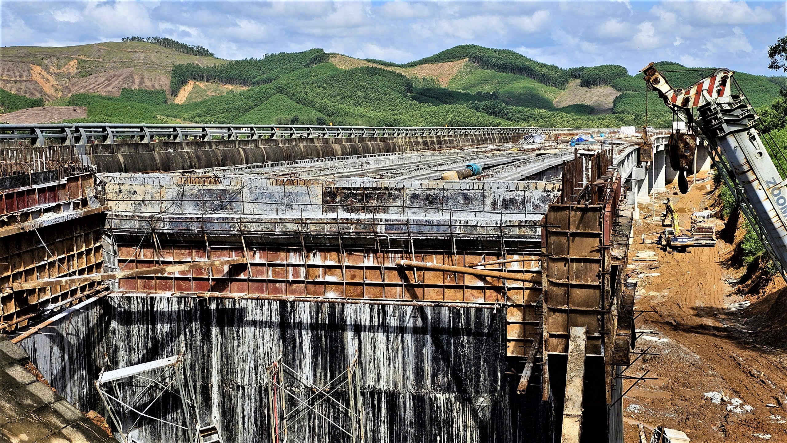 Gác kỳ nghỉ Tết, hàng trăm công nhân miệt mài trên công trường cao tốc La Sơn - Hòa Liên- Ảnh 7. Gác kỳ nghỉ Tết, hàng trăm công nhân miệt mài trên công trường cao tốc La Sơn - Hòa Liên- Ảnh 7.