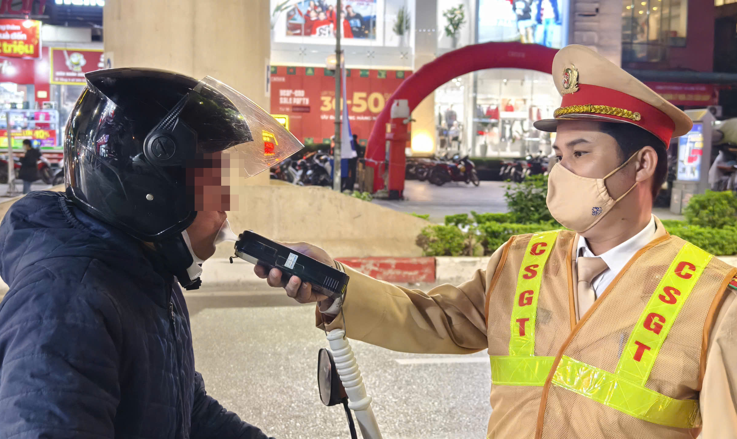 Hà Nội: CSGT hóa trang, xuyên đêm ngăn tài xế "ma men" đêm cuối năm- Ảnh 4. Hà Nội: CSGT hóa trang, xuyên đêm ngăn tài xế "ma men" đêm cuối năm- Ảnh 4.