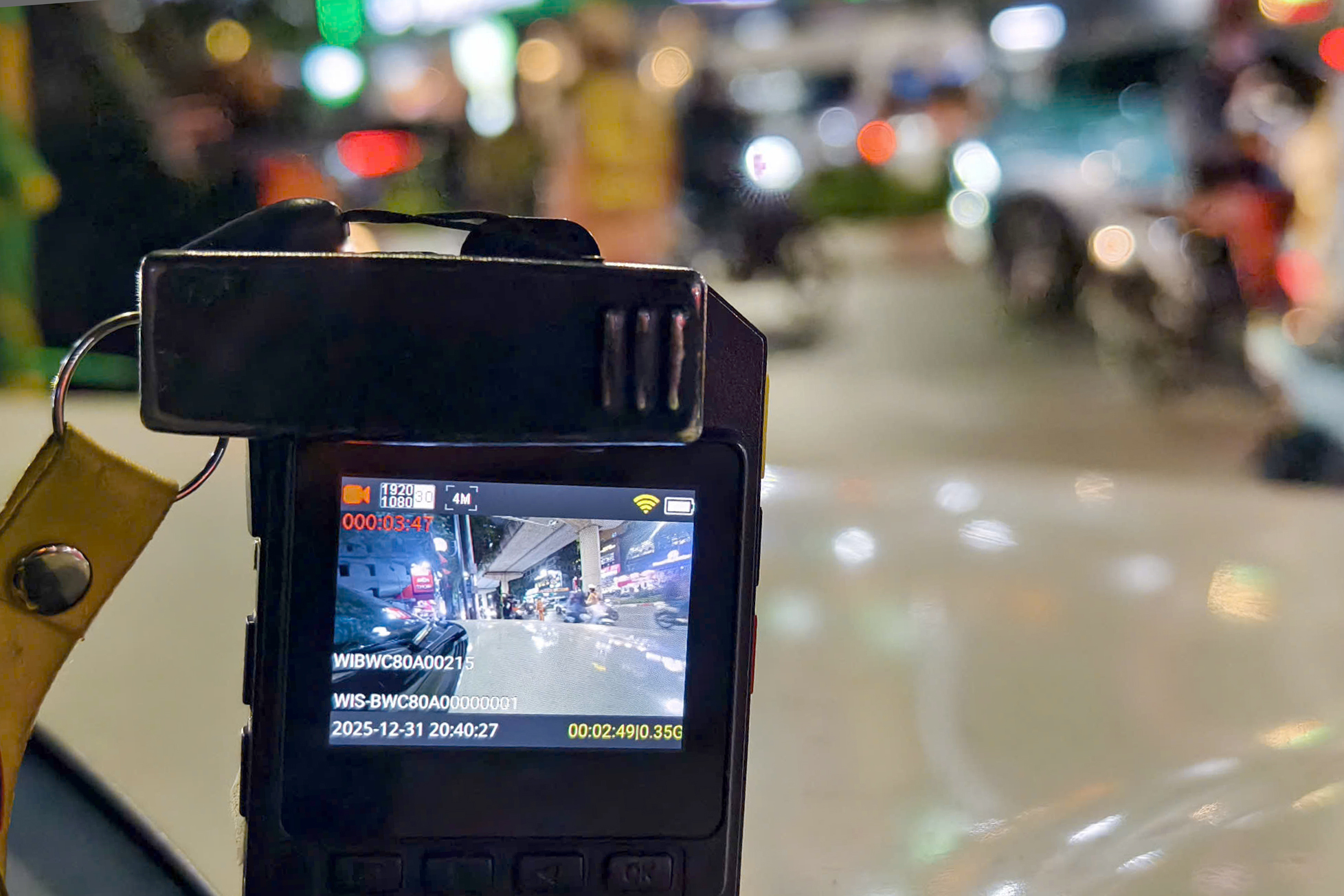 Hà Nội: CSGT hóa trang, xuyên đêm ngăn tài xế "ma men" đêm cuối năm- Ảnh 5. Hà Nội: CSGT hóa trang, xuyên đêm ngăn tài xế "ma men" đêm cuối năm- Ảnh 5.