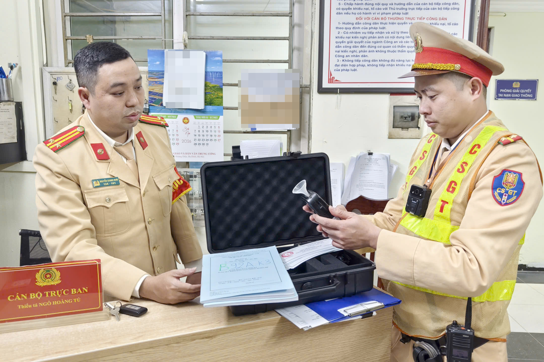 Hà Nội: CSGT hóa trang, xuyên đêm ngăn tài xế "ma men" đêm cuối năm- Ảnh 2. Hà Nội: CSGT hóa trang, xuyên đêm ngăn tài xế "ma men" đêm cuối năm- Ảnh 2.