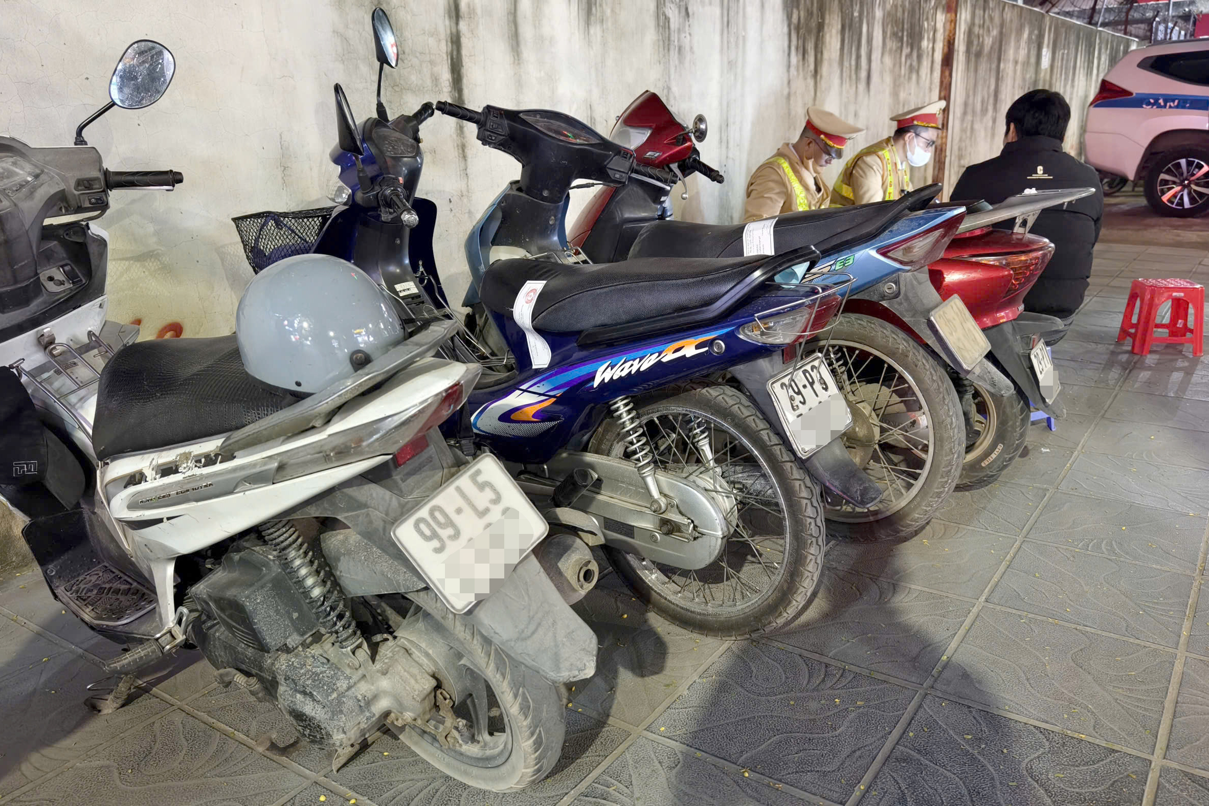 Hà Nội: CSGT hóa trang, xuyên đêm ngăn tài xế "ma men" đêm cuối năm- Ảnh 9. Hà Nội: CSGT hóa trang, xuyên đêm ngăn tài xế "ma men" đêm cuối năm- Ảnh 9.