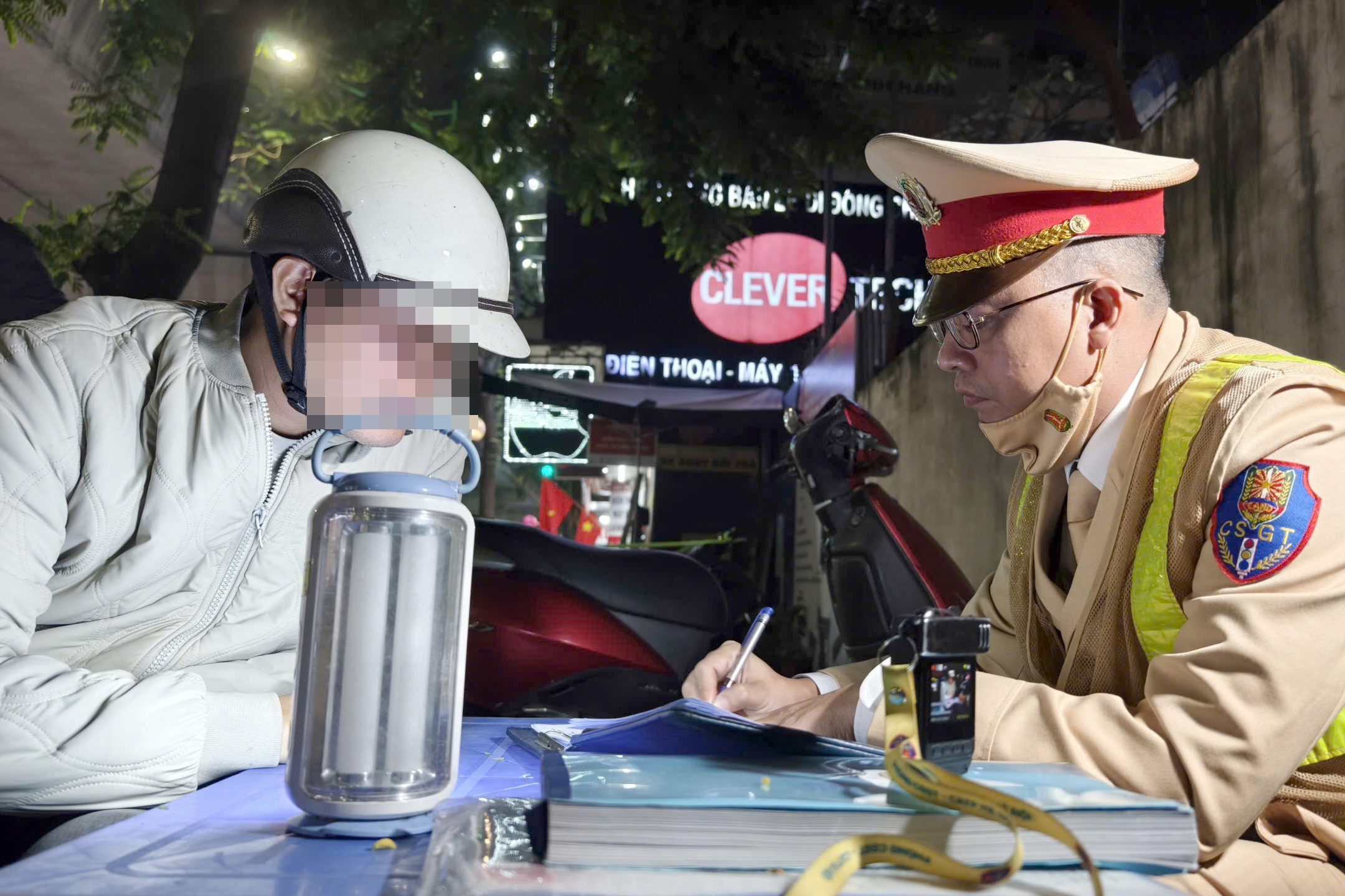 Hà Nội: CSGT hóa trang, xuyên đêm ngăn tài xế "ma men" đêm cuối năm- Ảnh 6. Hà Nội: CSGT hóa trang, xuyên đêm ngăn tài xế "ma men" đêm cuối năm- Ảnh 6.