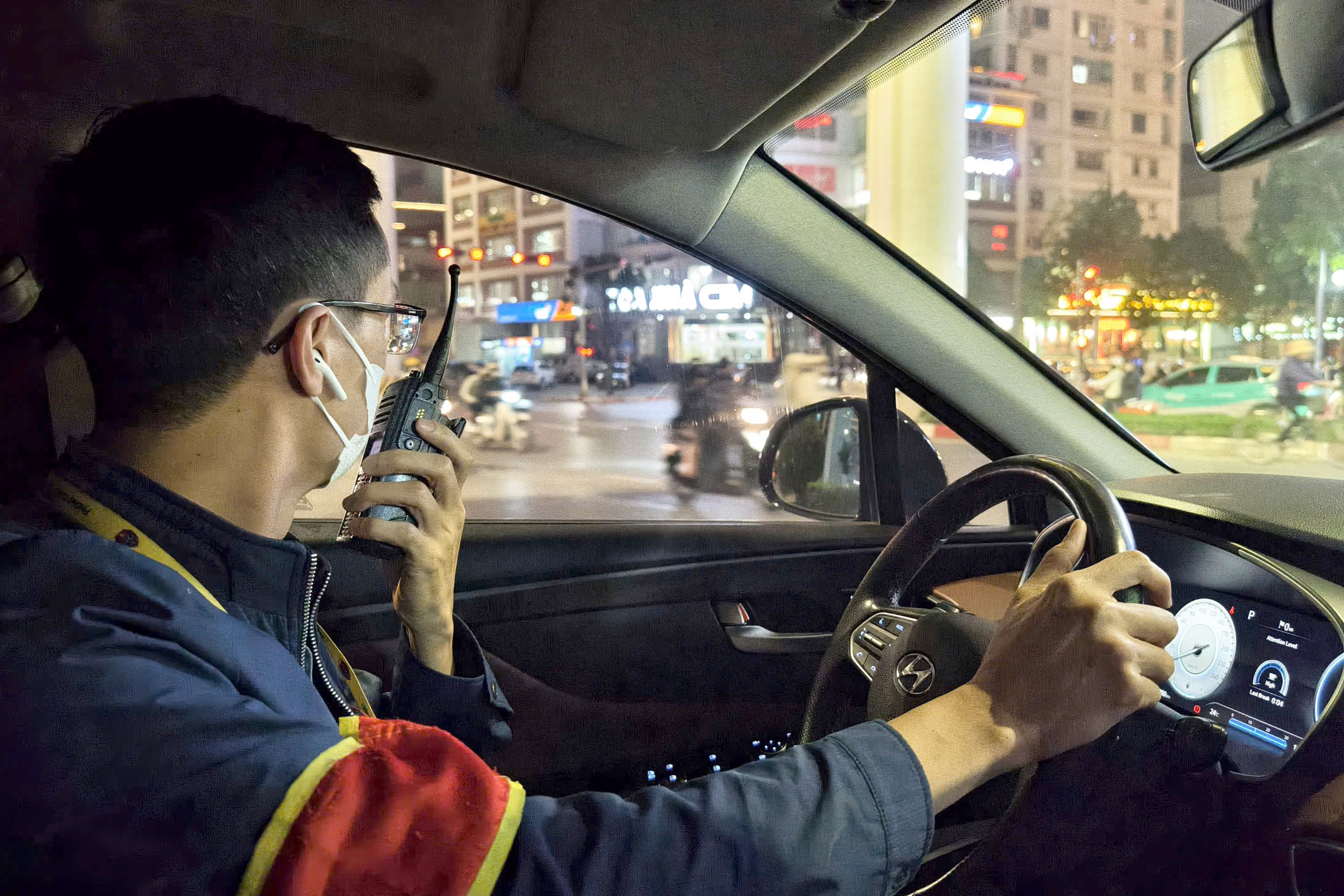 Hà Nội: CSGT hóa trang, xuyên đêm ngăn tài xế "ma men" đêm cuối năm- Ảnh 3. Hà Nội: CSGT hóa trang, xuyên đêm ngăn tài xế "ma men" đêm cuối năm- Ảnh 3.