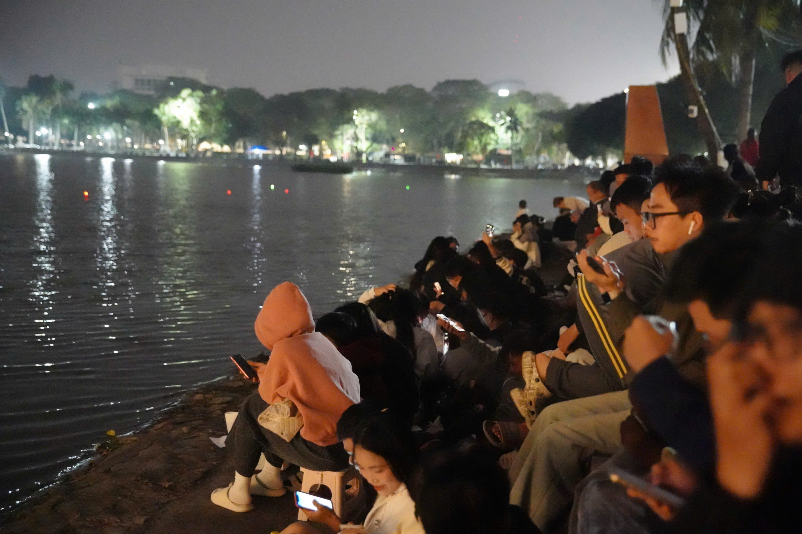 Người d&acirc;n H&agrave; Nội m&atilde;n nh&atilde;n đ&ecirc;m ph&aacute;o hoa ch&agrave;o 2026- Ảnh 1.