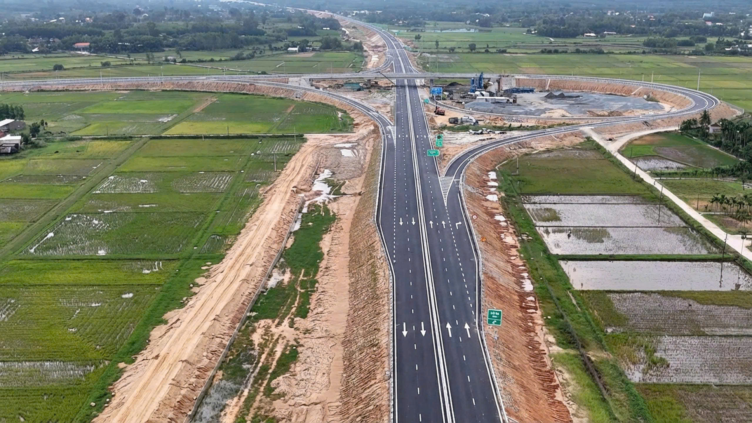 Dự &aacute;n th&agrave;nh phần lớn nhất cao tốc Bắc - Nam giai đoạn 2 về đ&iacute;ch trước 8 th&aacute;ng- Ảnh 1.