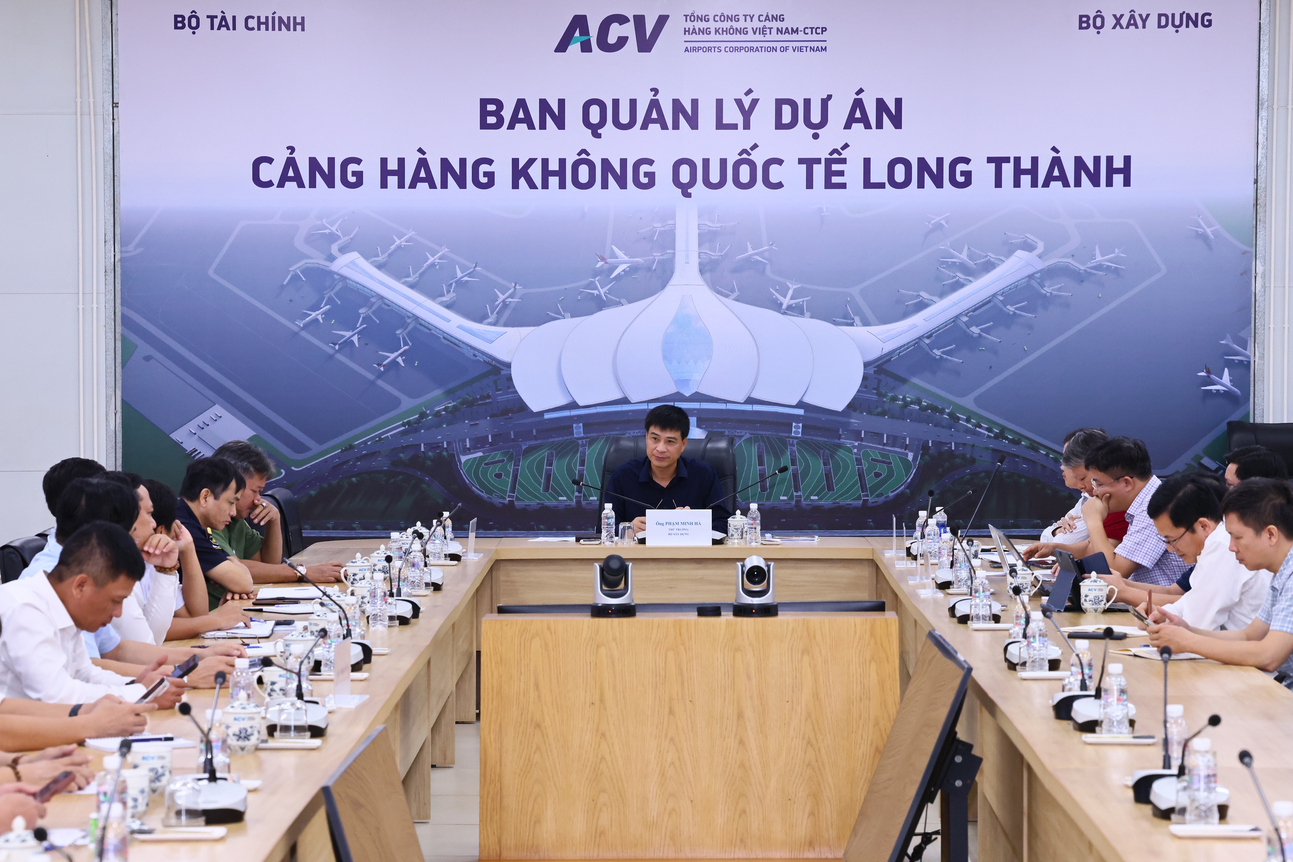 Thứ trưởng Phạm Minh H&agrave; kiểm tra tiến độ Cảng h&agrave;ng kh&ocirc;ng Long Th&agrave;nh - Ảnh 1.