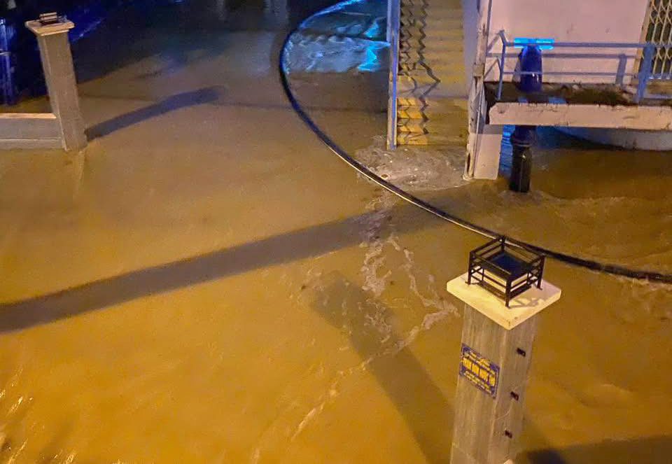 Kh&aacute;nh H&ograve;a: Mưa lớn trong đ&ecirc;m, nhiều nơi ngập cục bộ, giao th&ocirc;ng bị chia cắt- Ảnh 2.