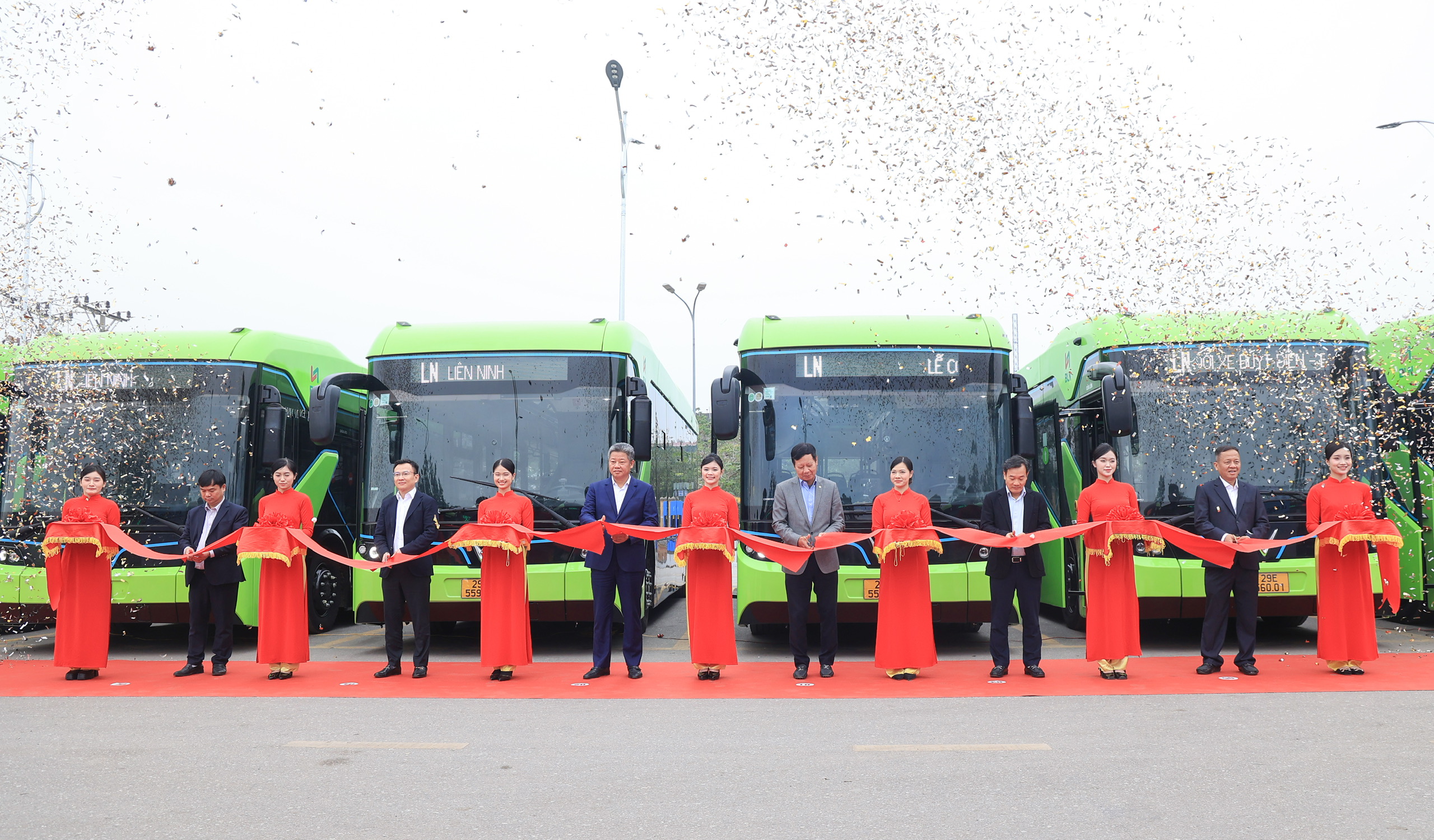 H&agrave; Nội th&ecirc;m một doanh nghiệp chuyển đổi to&agrave;n bộ phương tiện sang xe bu&yacute;t điện
- Ảnh 2.