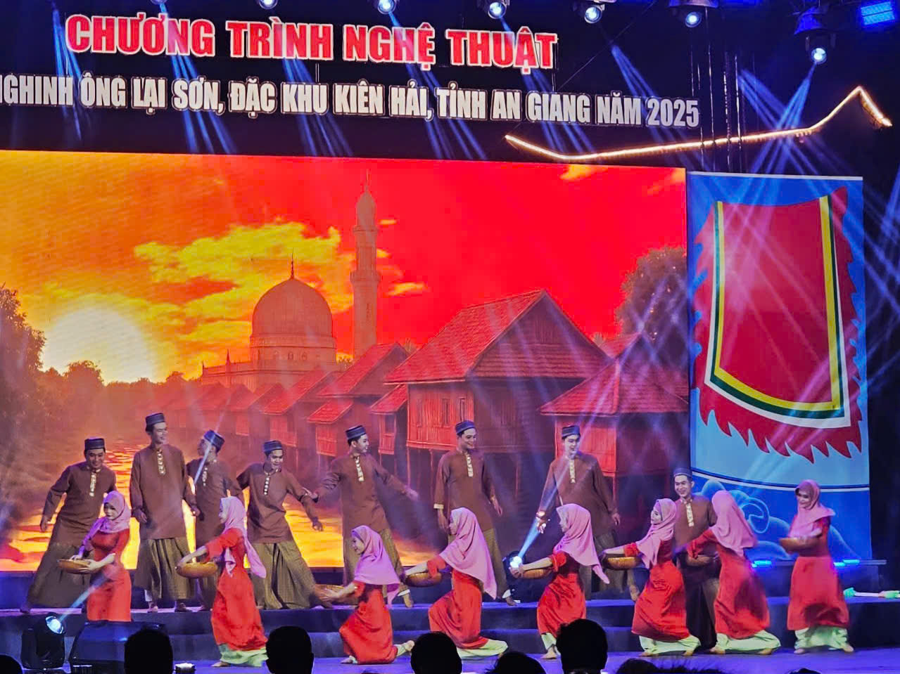 Vượt s&oacute;ng mang văn h&oacute;a nghệ thuật đến với người d&acirc;n biển đảo An Giang- Ảnh 2.