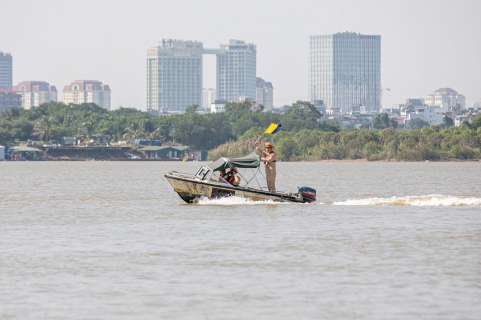 H&agrave; Nội: CSGT đường thủy tuần tra tr&ecirc;n s&ocirc;ng Hồng, xử l&yacute; loạt t&agrave;u thuyền vi phạm- Ảnh 1.