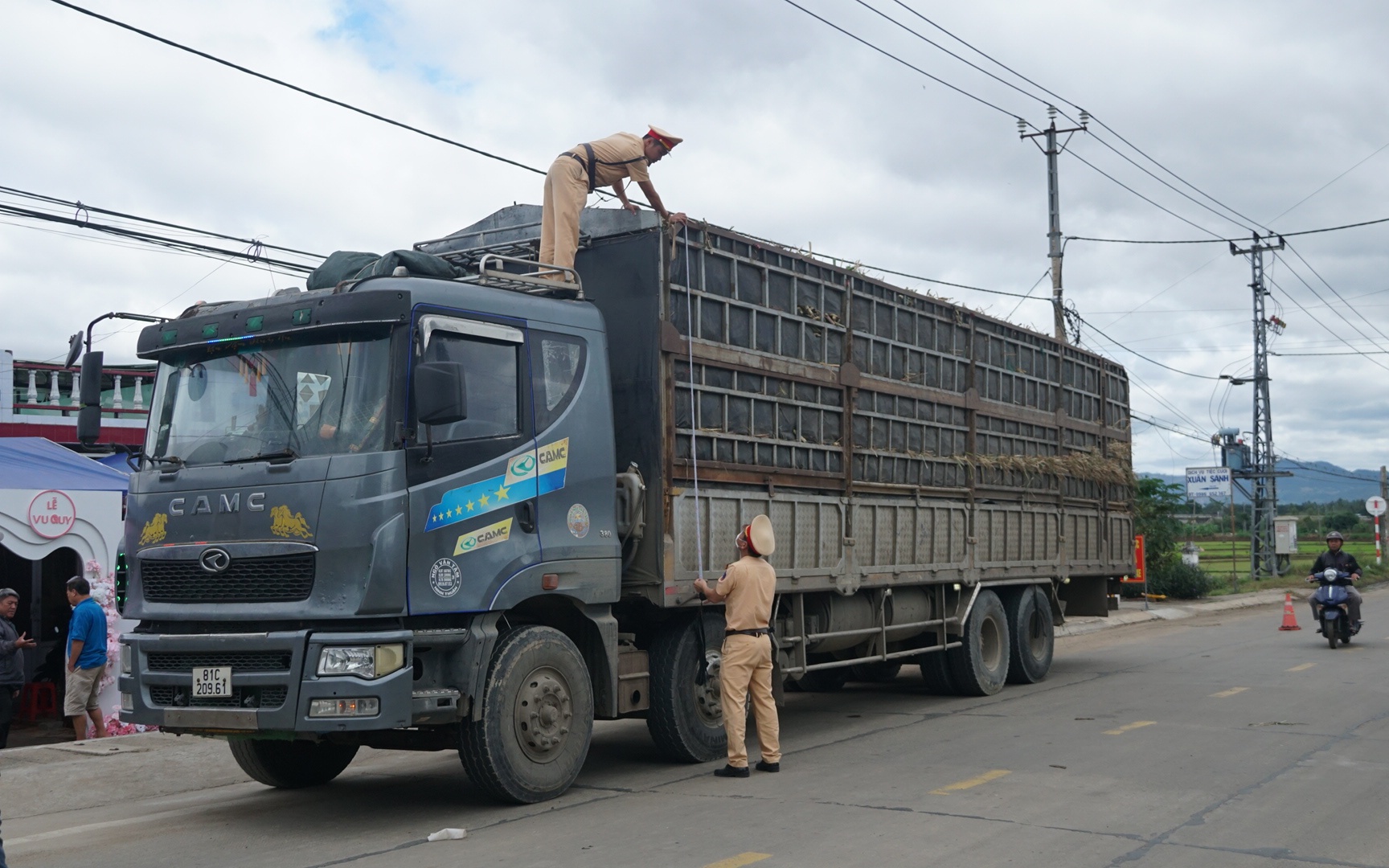 Gia Lai: Phạt nặng xe tải tự &yacute; cải tạo th&agrave;nh, th&ugrave;ng chở m&iacute;a g&acirc;y mất an to&agrave;n giao th&ocirc;ng