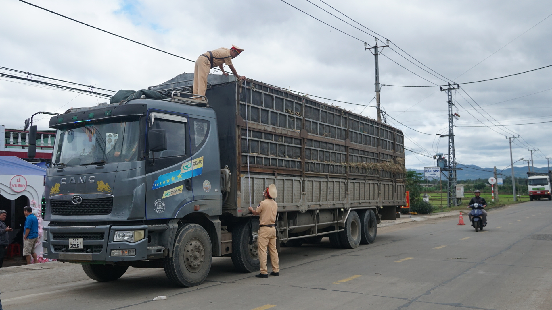 Gia Lai: Phạt nặng xe tải tự &yacute; cải tạo th&agrave;nh, th&ugrave;ng chở m&iacute;a g&acirc;y mất an to&agrave;n giao th&ocirc;ng- Ảnh 1.