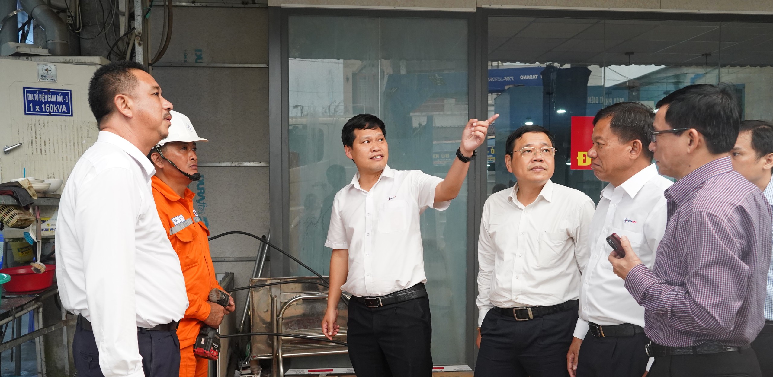 Người dân, doanh nghiệp đặc khu Phú Quốc "chia lửa" cùng ngành Điện- Ảnh 3. Người dân, doanh nghiệp đặc khu Phú Quốc "chia lửa" cùng ngành Điện- Ảnh 3.