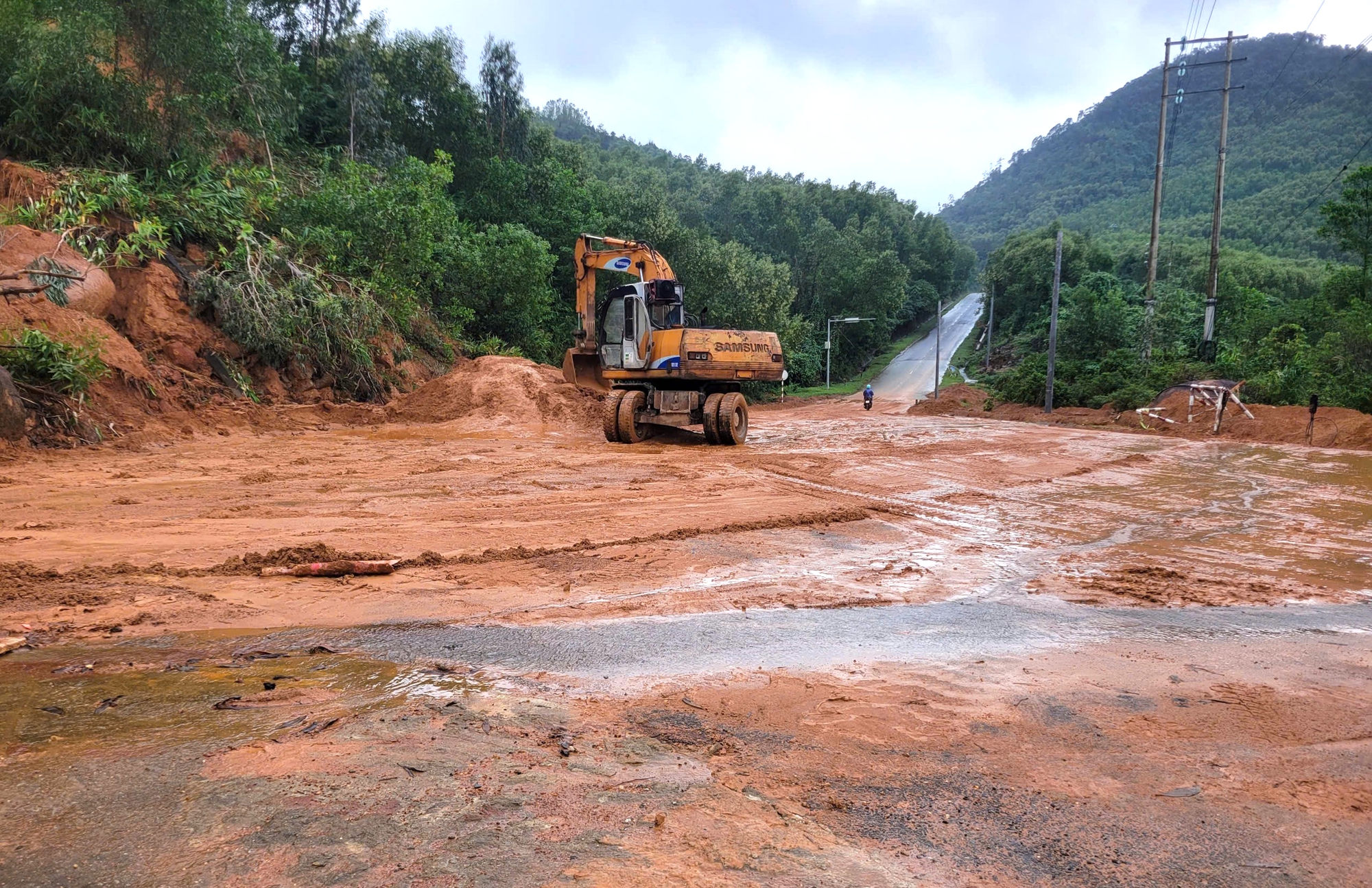Huế: Xử lý xong điểm sạt lở vào khu du lịch Laguna, giao thông thông suốt trở lại- Ảnh 2. Huế: Xử lý xong điểm sạt lở vào khu du lịch Laguna, giao thông thông suốt trở lại- Ảnh 2.