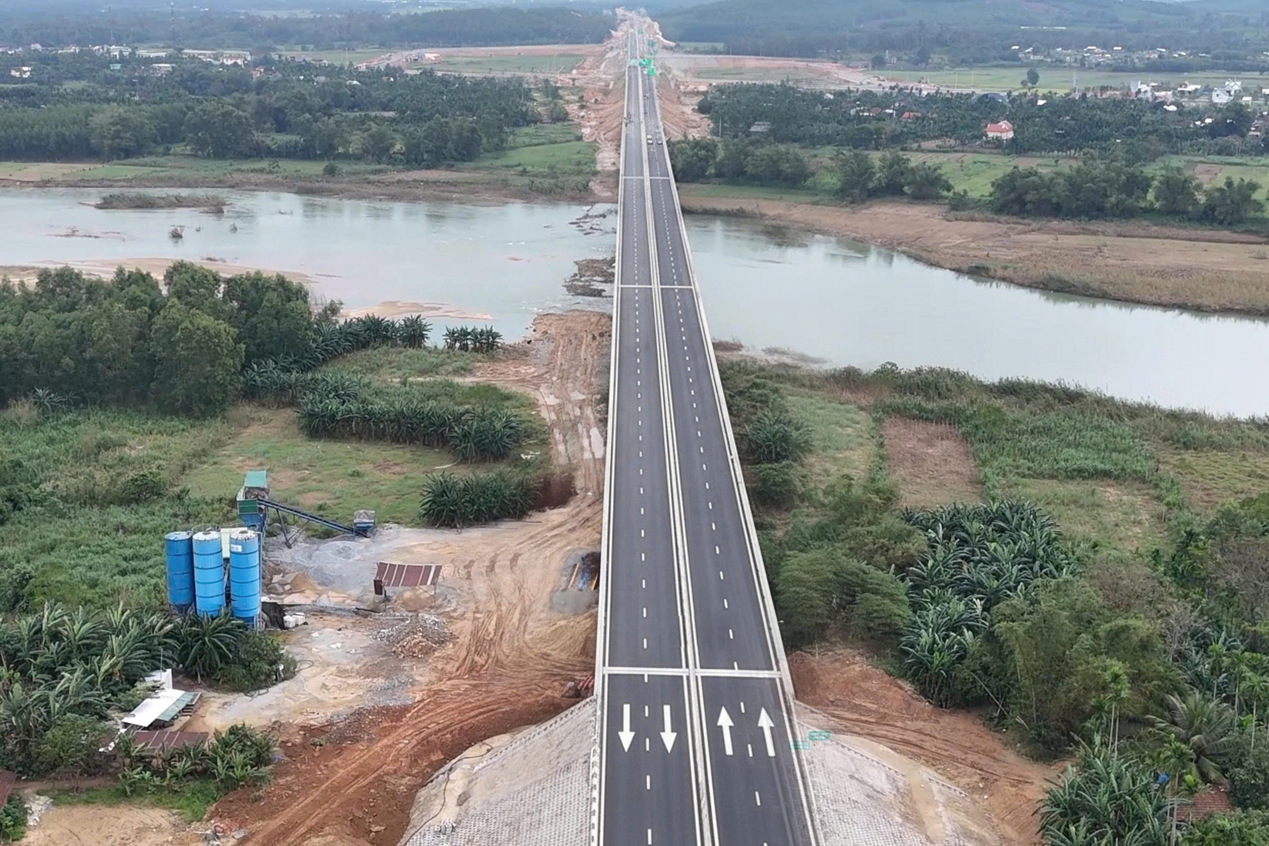 Dự &aacute;n th&agrave;nh phần lớn nhất cao tốc Bắc - Nam giai đoạn 2 về đ&iacute;ch trước 8 th&aacute;ng- Ảnh 2.