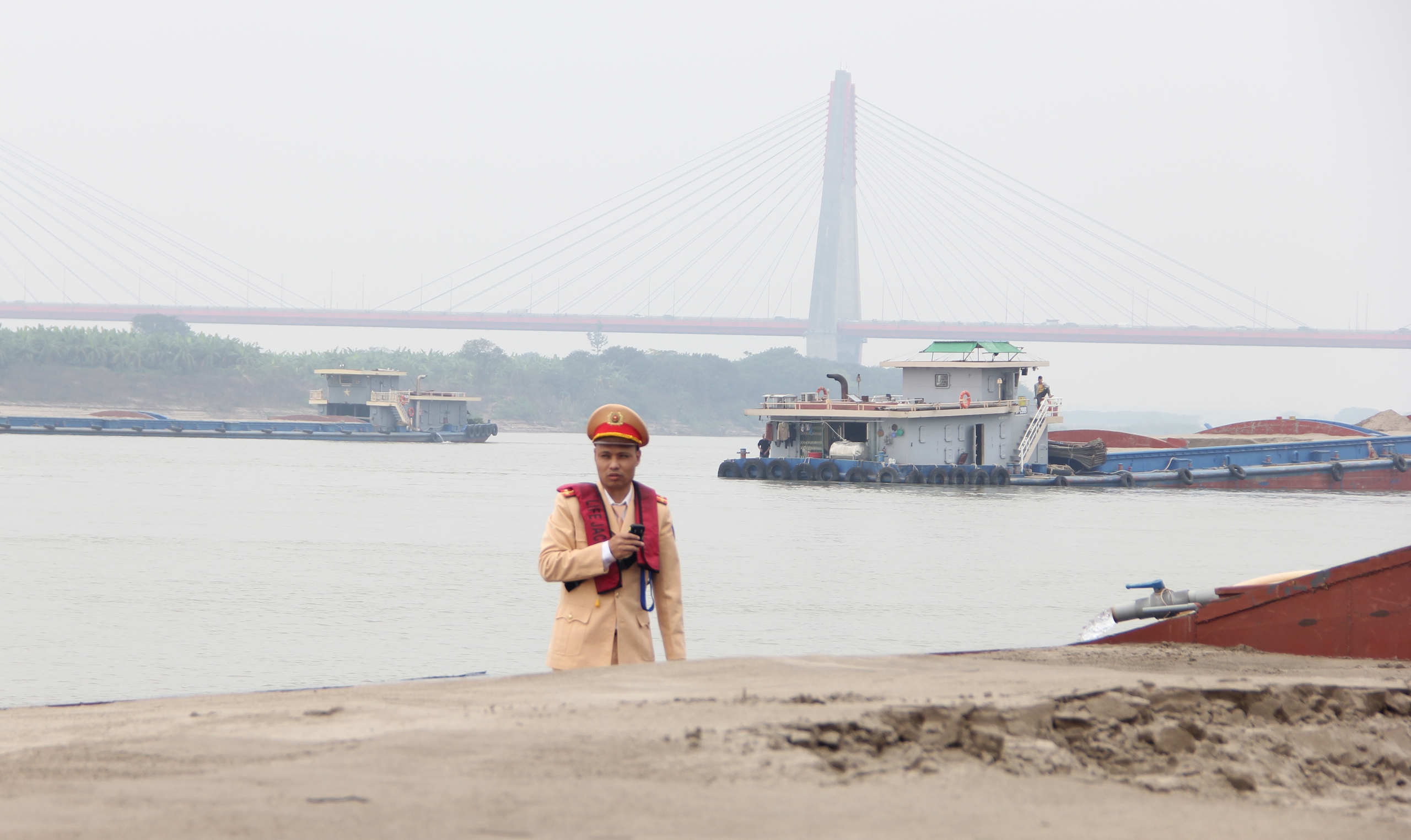 H&agrave; Nội: CSGT đường thủy tuần tra tr&ecirc;n s&ocirc;ng Hồng, xử l&yacute; loạt t&agrave;u thuyền vi phạm- Ảnh 10.