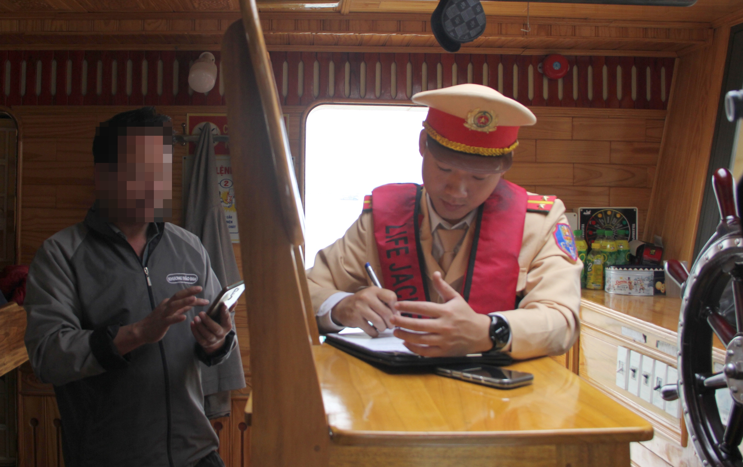 H&agrave; Nội: CSGT đường thủy tuần tra tr&ecirc;n s&ocirc;ng Hồng, xử l&yacute; loạt t&agrave;u thuyền vi phạm- Ảnh 6.