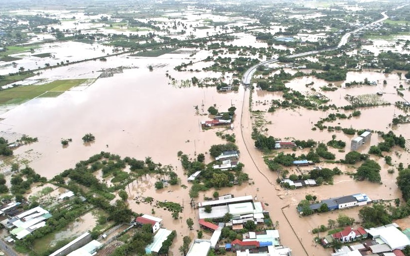 Lâm Đồng yêu cầu vận hành nghiêm hồ chứa, bảo đảm an toàn hạ du trong mưa lũ- Ảnh 3. Lâm Đồng: Mưa lớn kết hợp xả lũ điều tiết, nhiều khu vực ngập sâu, giao thông chia cắt