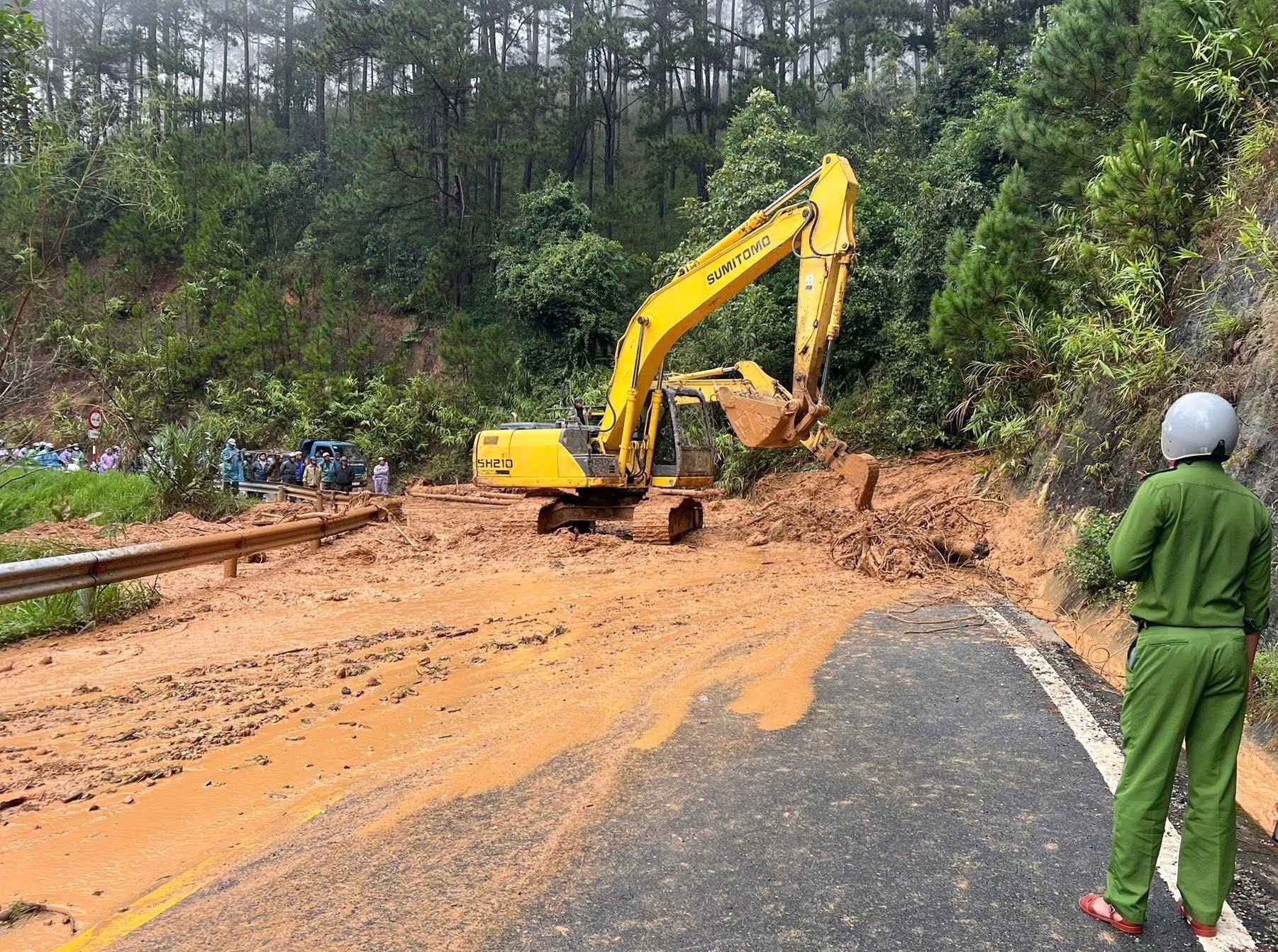 L&acirc;m Đồng: Mưa lớn k&eacute;o d&agrave;i, th&ecirc;m nhiều tuyến đ&egrave;o sạt lở, giao th&ocirc;ng t&ecirc; liệt- Ảnh 2.