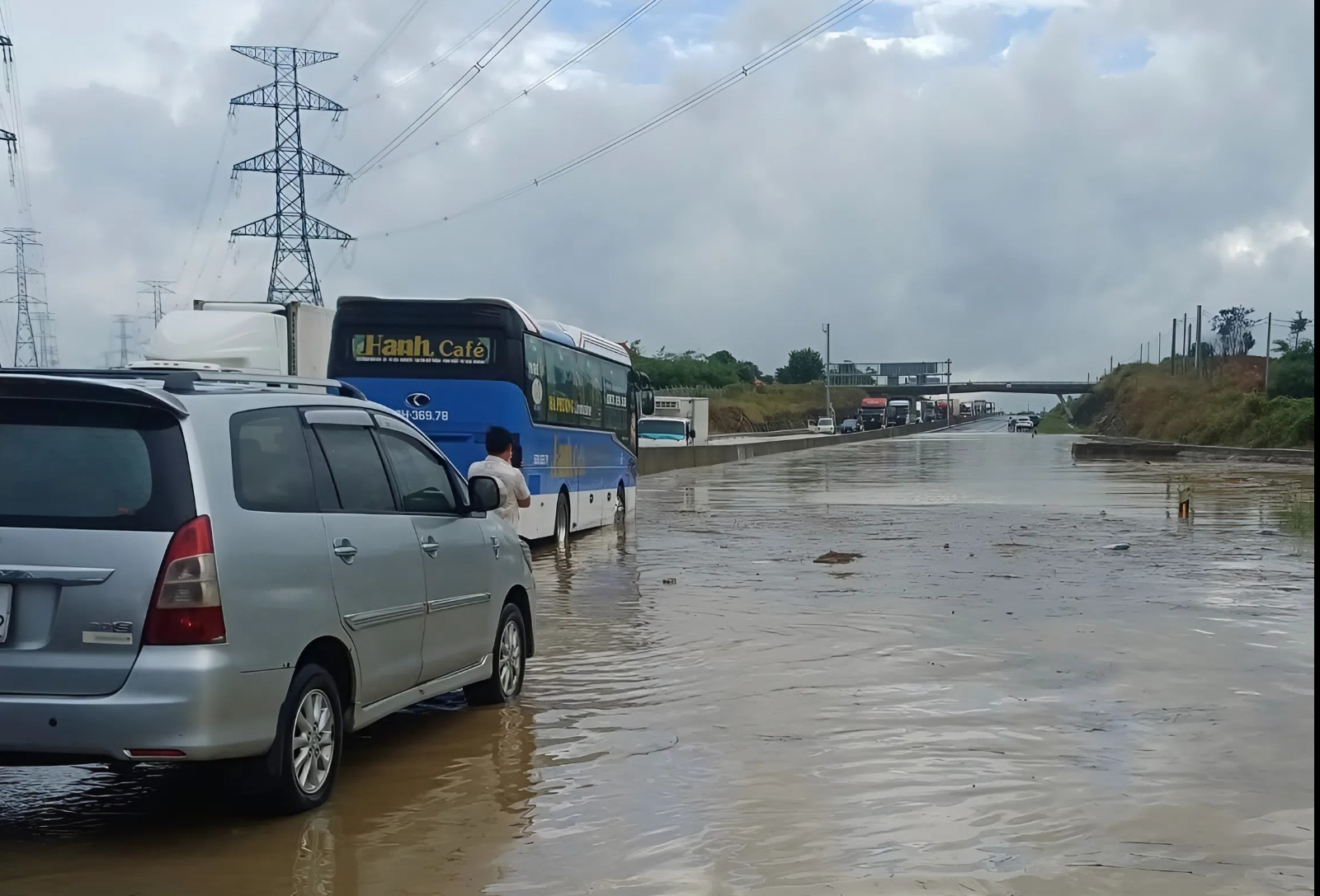 Cao tốc Phan Thiết - Dầu Gi&acirc;y tạm đ&oacute;ng do t&aacute;i ngập sau mưa lớn- Ảnh 1.