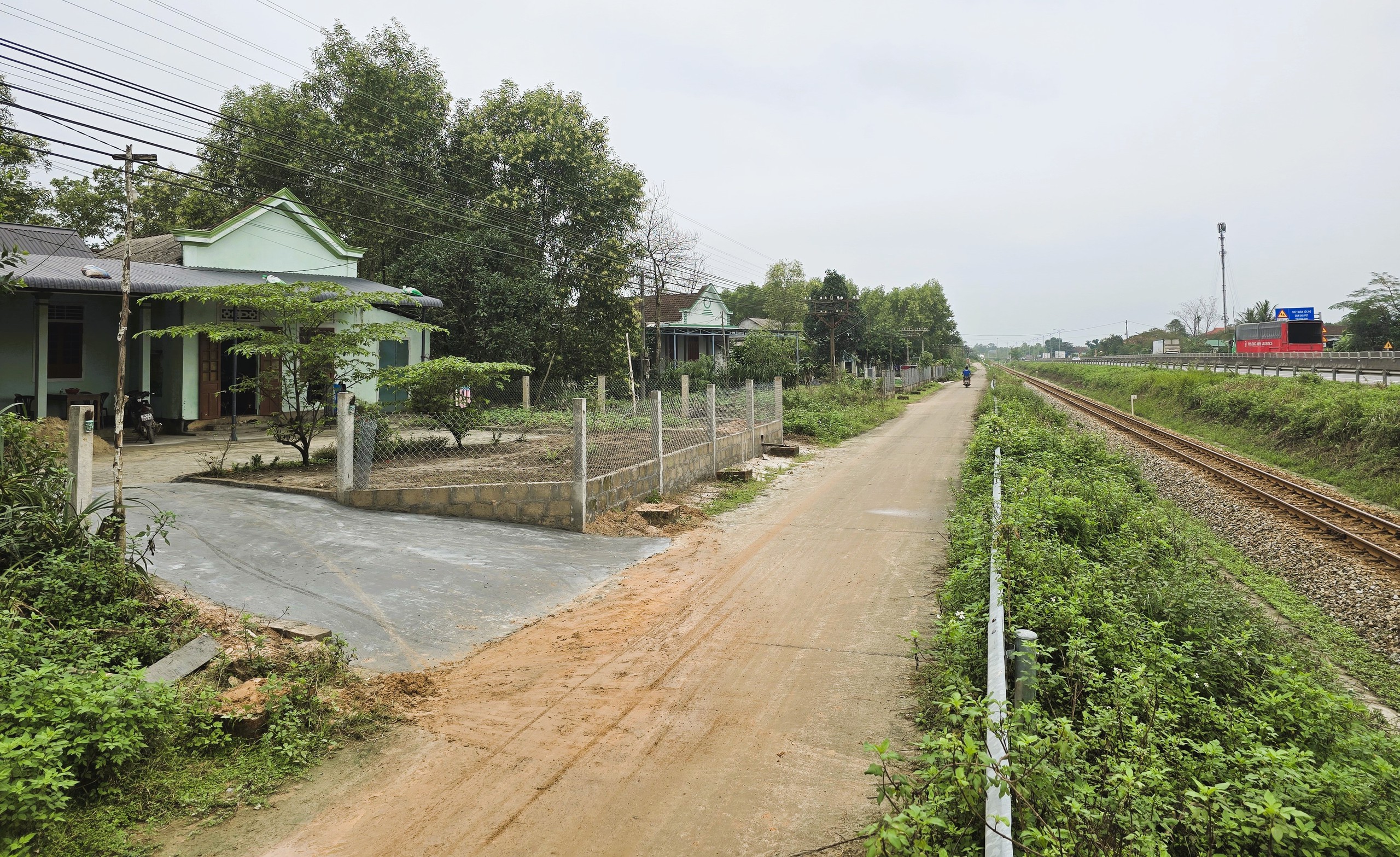 Quảng Trị: Nhiều giải ph&aacute;p đảm bảo trật tự, an to&agrave;n giao th&ocirc;ng đường sắt- Ảnh 2.