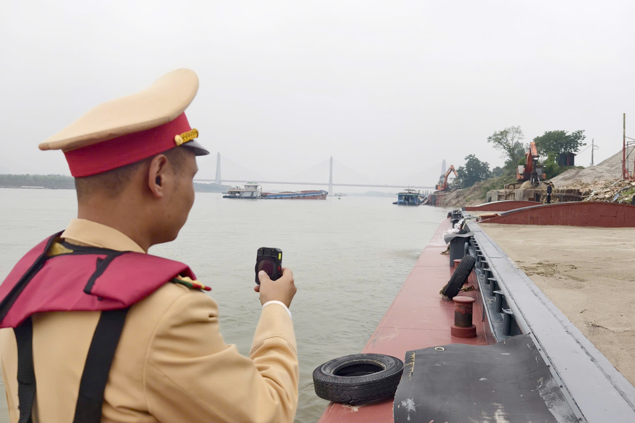 H&agrave; Nội: CSGT đường thủy tuần tra tr&ecirc;n s&ocirc;ng Hồng, xử l&yacute; loạt t&agrave;u thuyền vi phạm- Ảnh 7.