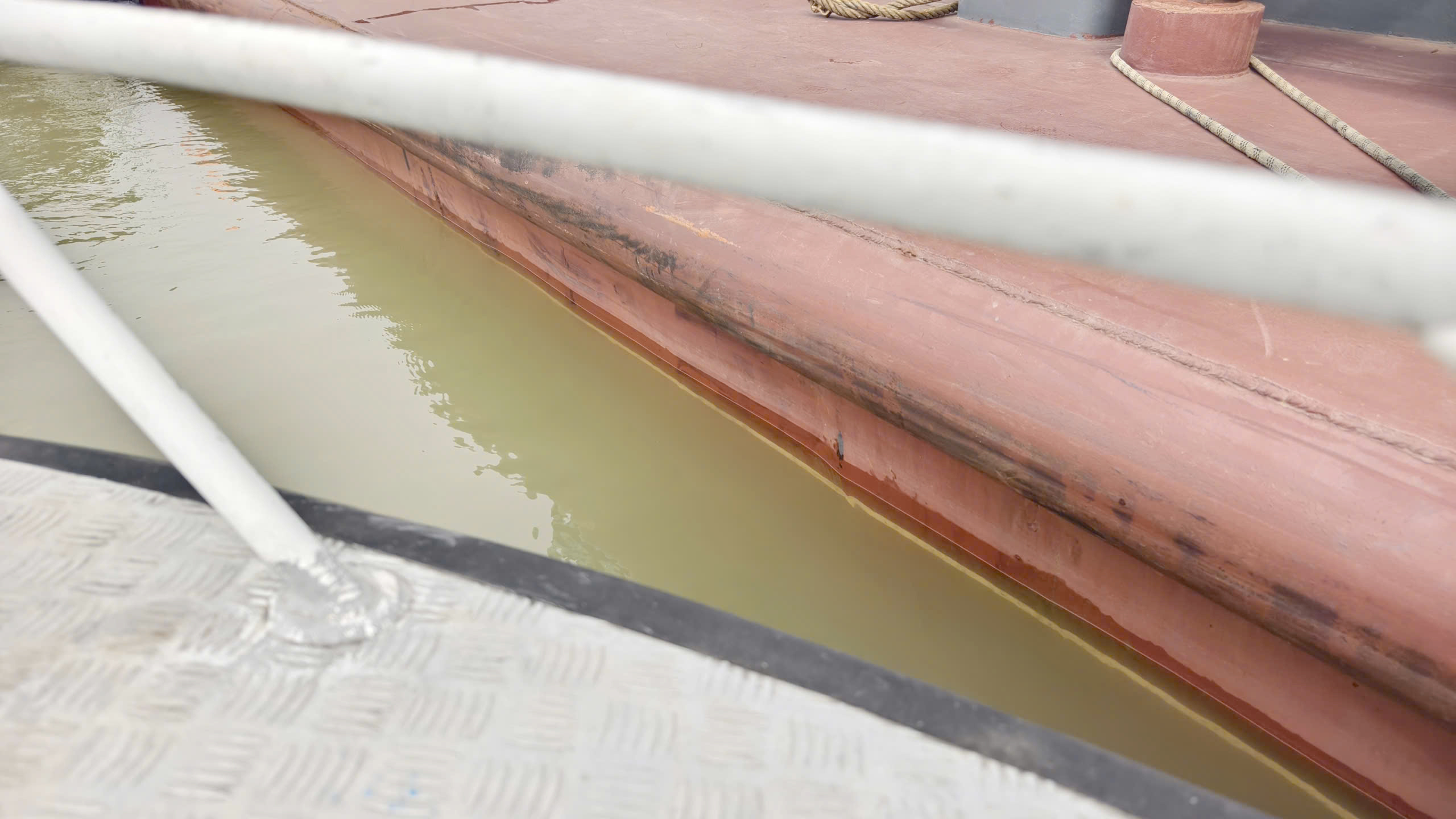 H&agrave; Nội: CSGT đường thủy tuần tra tr&ecirc;n s&ocirc;ng Hồng, xử l&yacute; loạt t&agrave;u thuyền vi phạm- Ảnh 9.