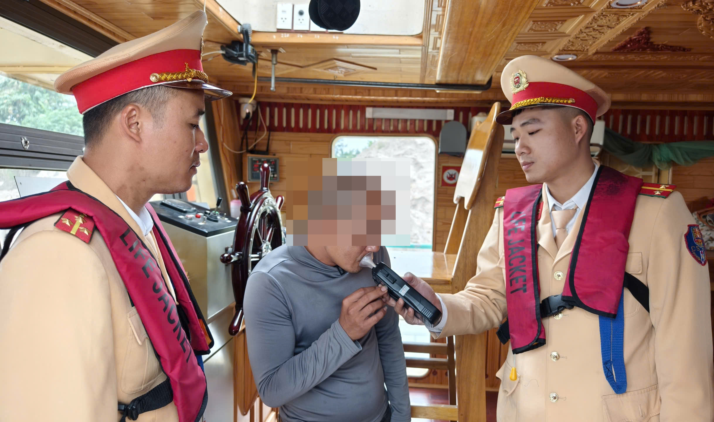 H&agrave; Nội: CSGT đường thủy tuần tra tr&ecirc;n s&ocirc;ng Hồng, xử l&yacute; loạt t&agrave;u thuyền vi phạm- Ảnh 4.