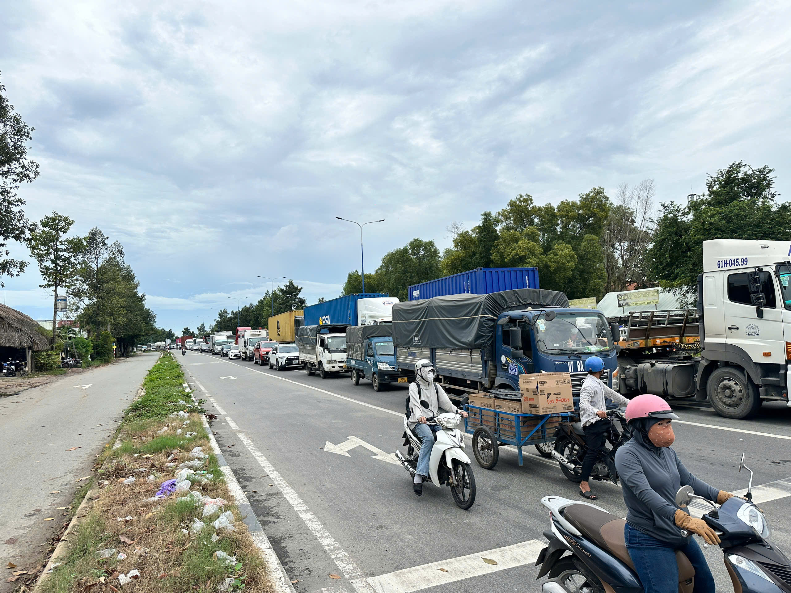 TP.HCM: Xe tải &ocirc;m cua va chạm xe m&aacute;y, người đ&agrave;n &ocirc;ng tử vong thương t&acirc;m- Ảnh 2.