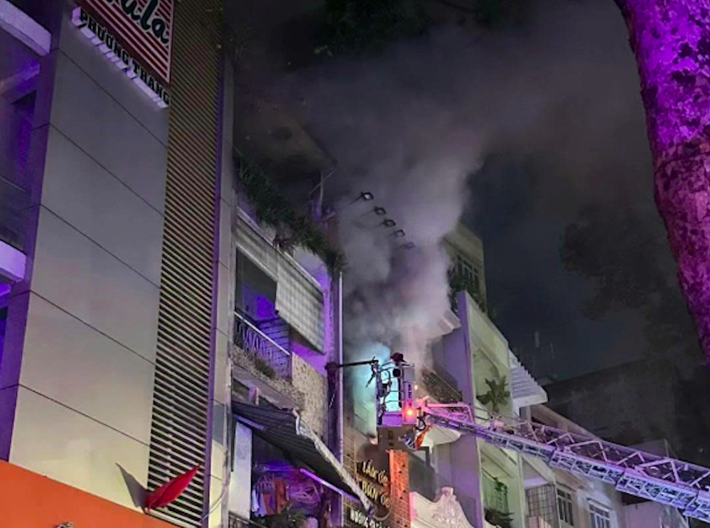 Điều tra vụ ch&aacute;y qu&aacute;n ăn tr&ecirc;n đường Trần Hưng Đạo ở TP.HCM khiến 4 người tử vong- Ảnh 1.