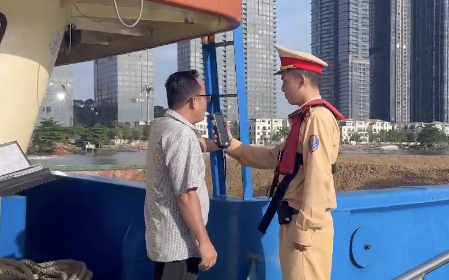 TP.HCM xử phạt 339 trường hợp vi phạm giao th&ocirc;ng đường thủy chỉ trong nửa th&aacute;ng ra qu&acirc;n