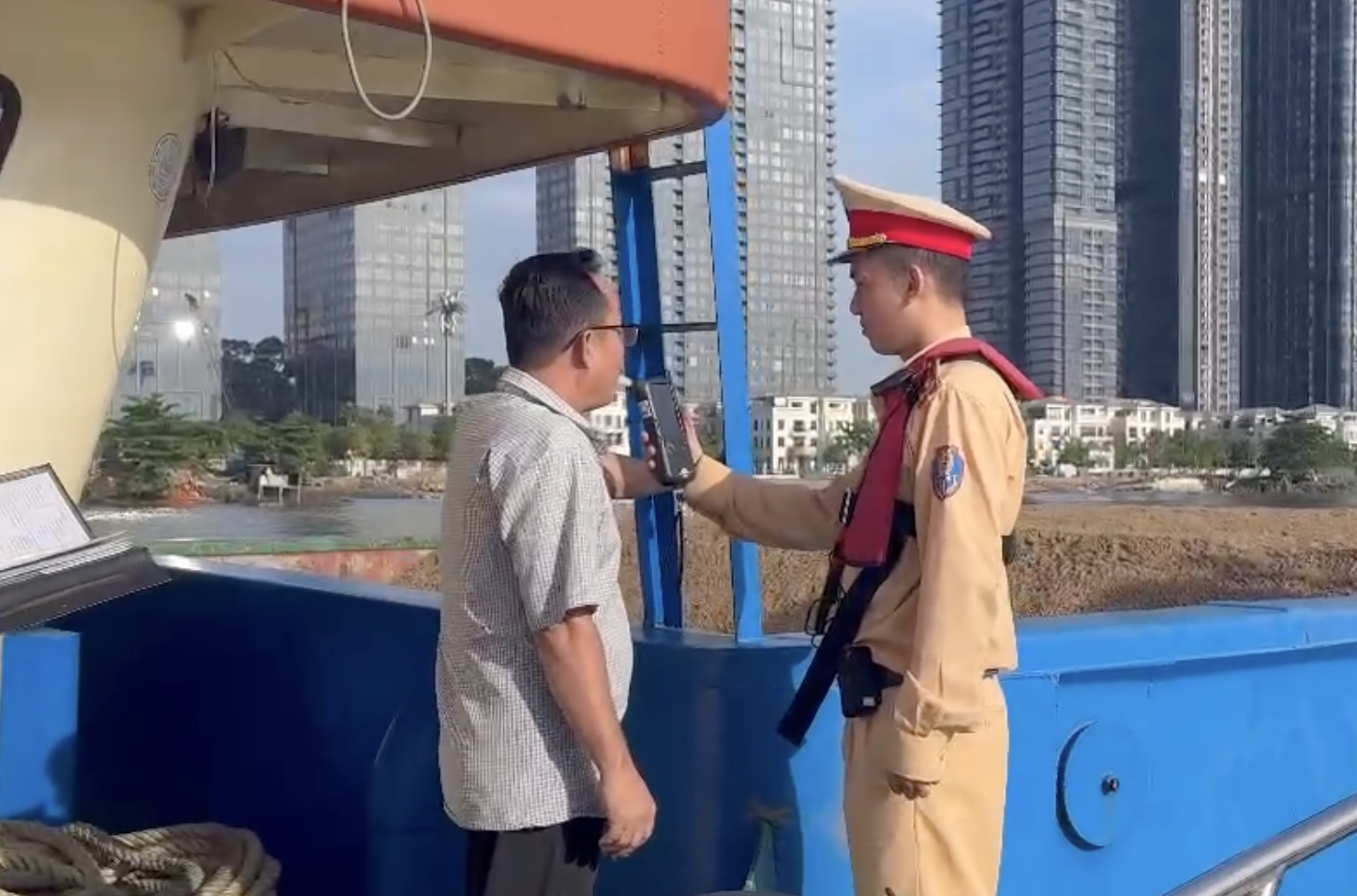 TP.HCM xử phạt 339 trường hợp vi phạm giao thông đường thủy chỉ trong nửa tháng ra quân- Ảnh 2. TP.HCM xử phạt 339 trường hợp vi phạm giao thông đường thủy chỉ trong nửa tháng ra quân- Ảnh 2.