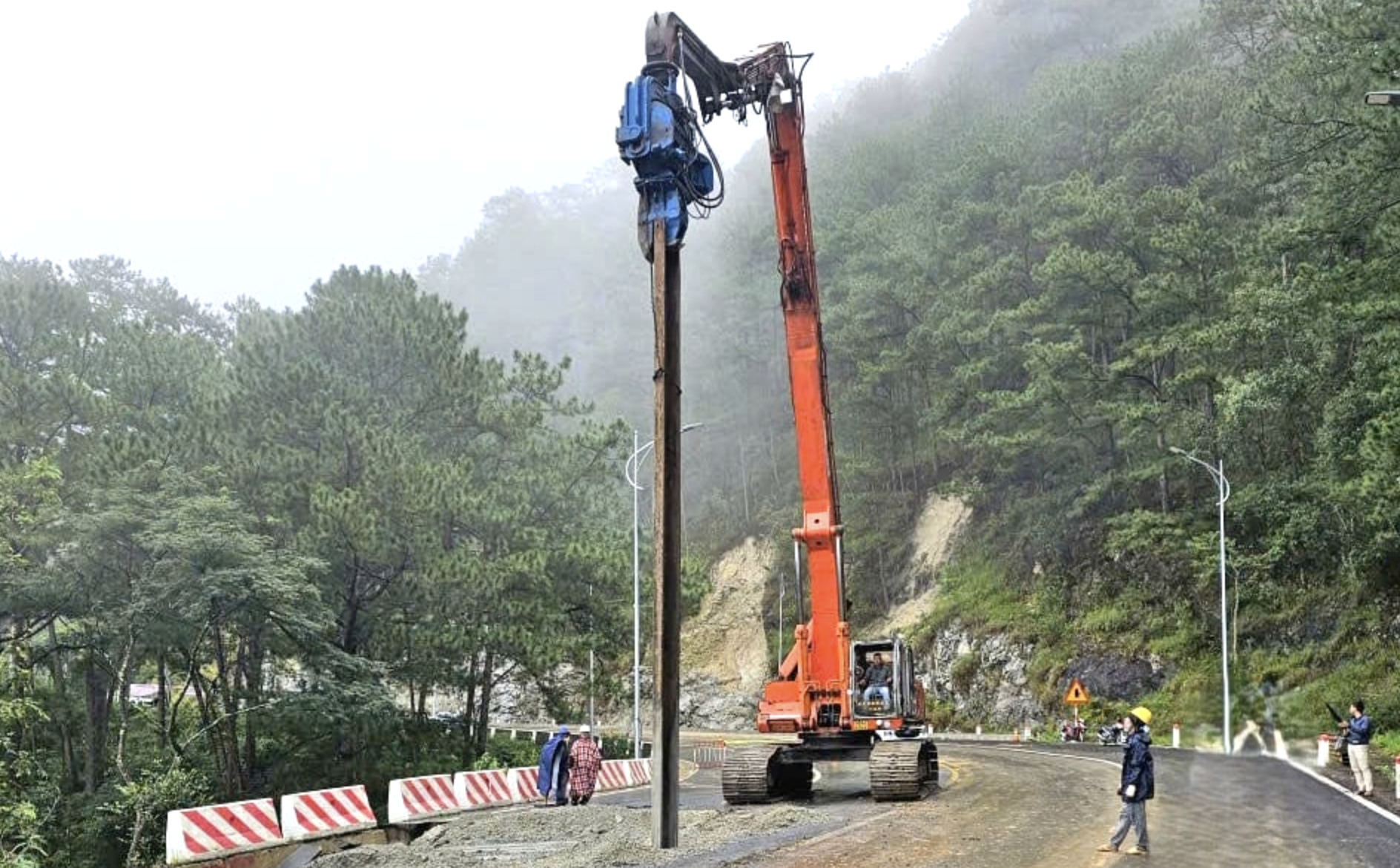 Mưa lớn, nguy cơ sạt lở: Cục Đường bộ ra c&ocirc;ng điện khẩn bảo đảm giao th&ocirc;ng- Ảnh 1.