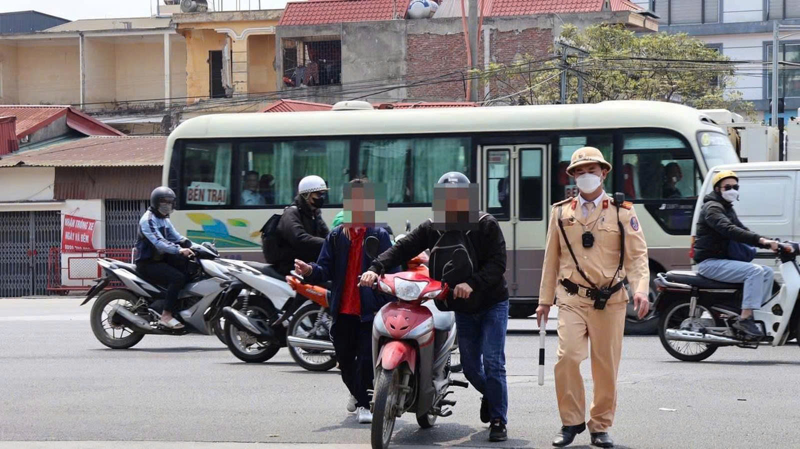 H&agrave; Nội xử phạt hơn 200 trường hợp học sinh, phụ huynh vi phạm giao th&ocirc;ng- Ảnh 1.