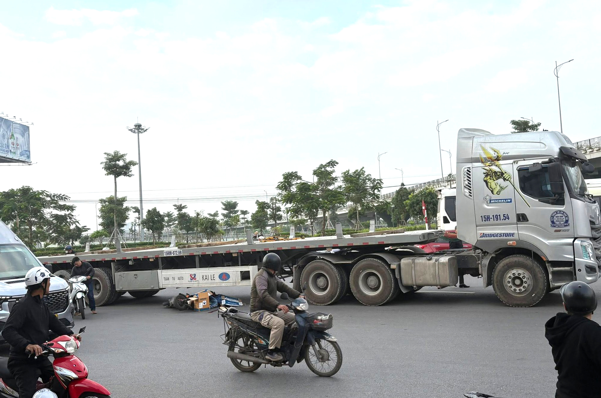 Hải Ph&ograve;ng: Va chạm với xe đầu k&eacute;o, người phụ nữ đi xe đạp điện tử vong- Ảnh 1.