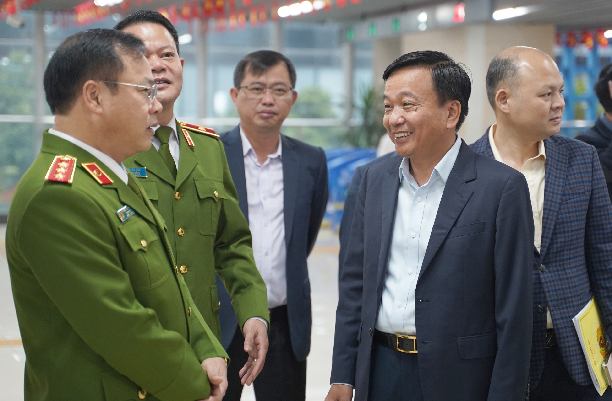 Hai Thứ trưởng Bộ X&acirc;y dựng v&agrave; Bộ C&ocirc;ng an trải nghiệm hệ thống so&aacute;t v&eacute; tự động ga C&aacute;t Linh- Ảnh 1.