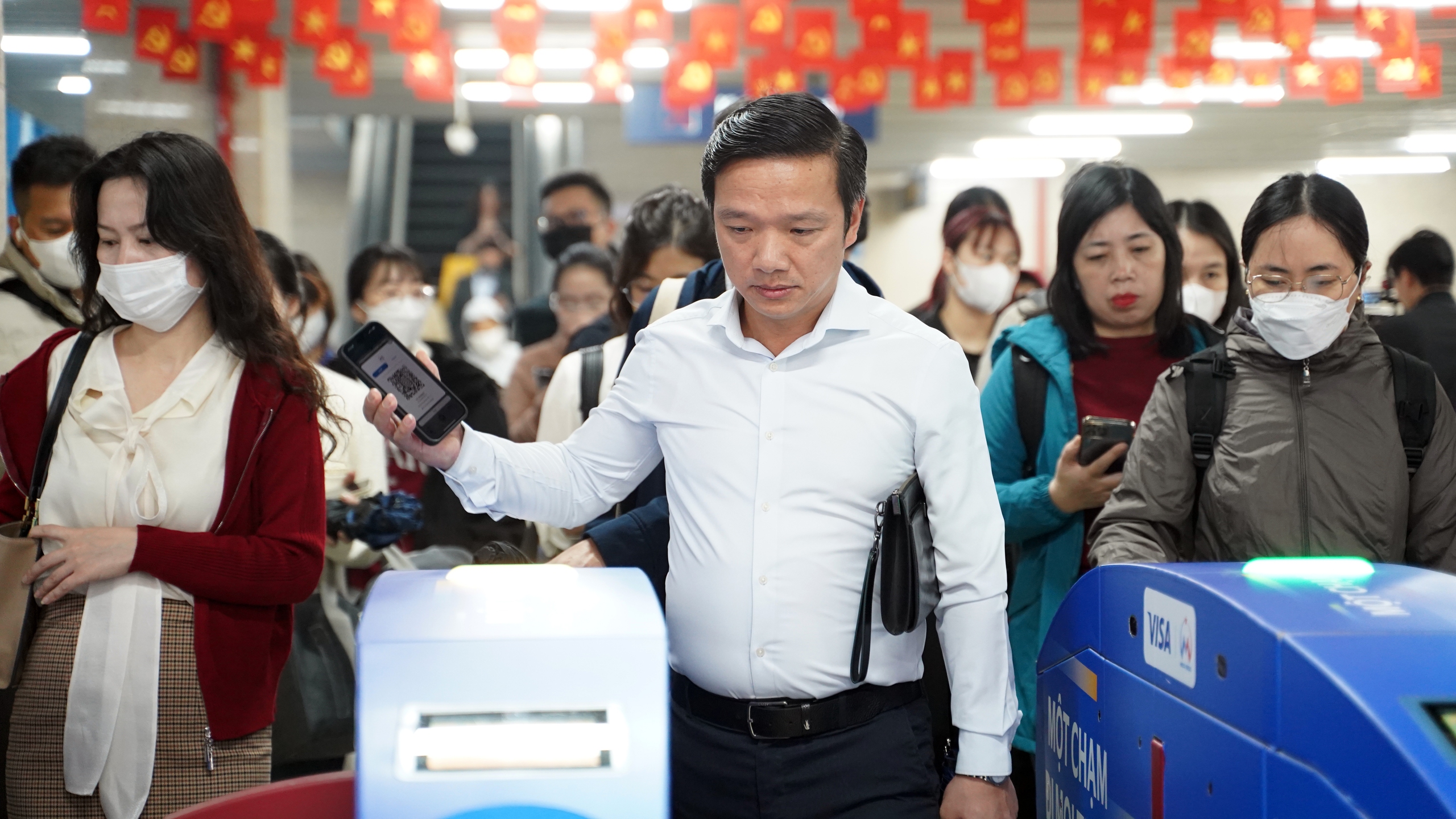 Hai Thứ trưởng Bộ X&acirc;y dựng v&agrave; Bộ C&ocirc;ng an trải nghiệm hệ thống so&aacute;t v&eacute; tự động ga C&aacute;t Linh- Ảnh 4.