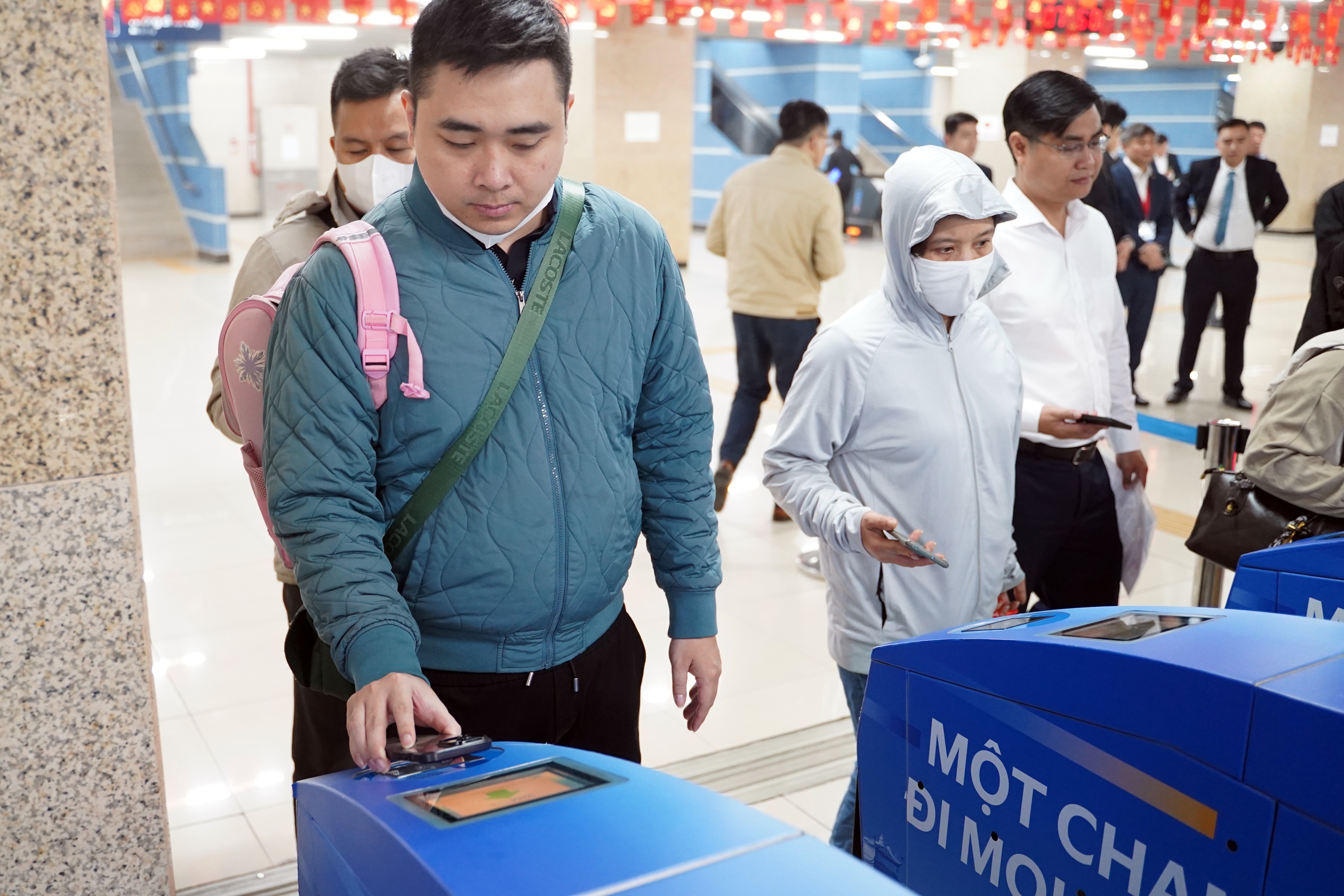 Hai Thứ trưởng Bộ X&acirc;y dựng v&agrave; Bộ C&ocirc;ng an trải nghiệm hệ thống so&aacute;t v&eacute; tự động ga C&aacute;t Linh- Ảnh 7.
