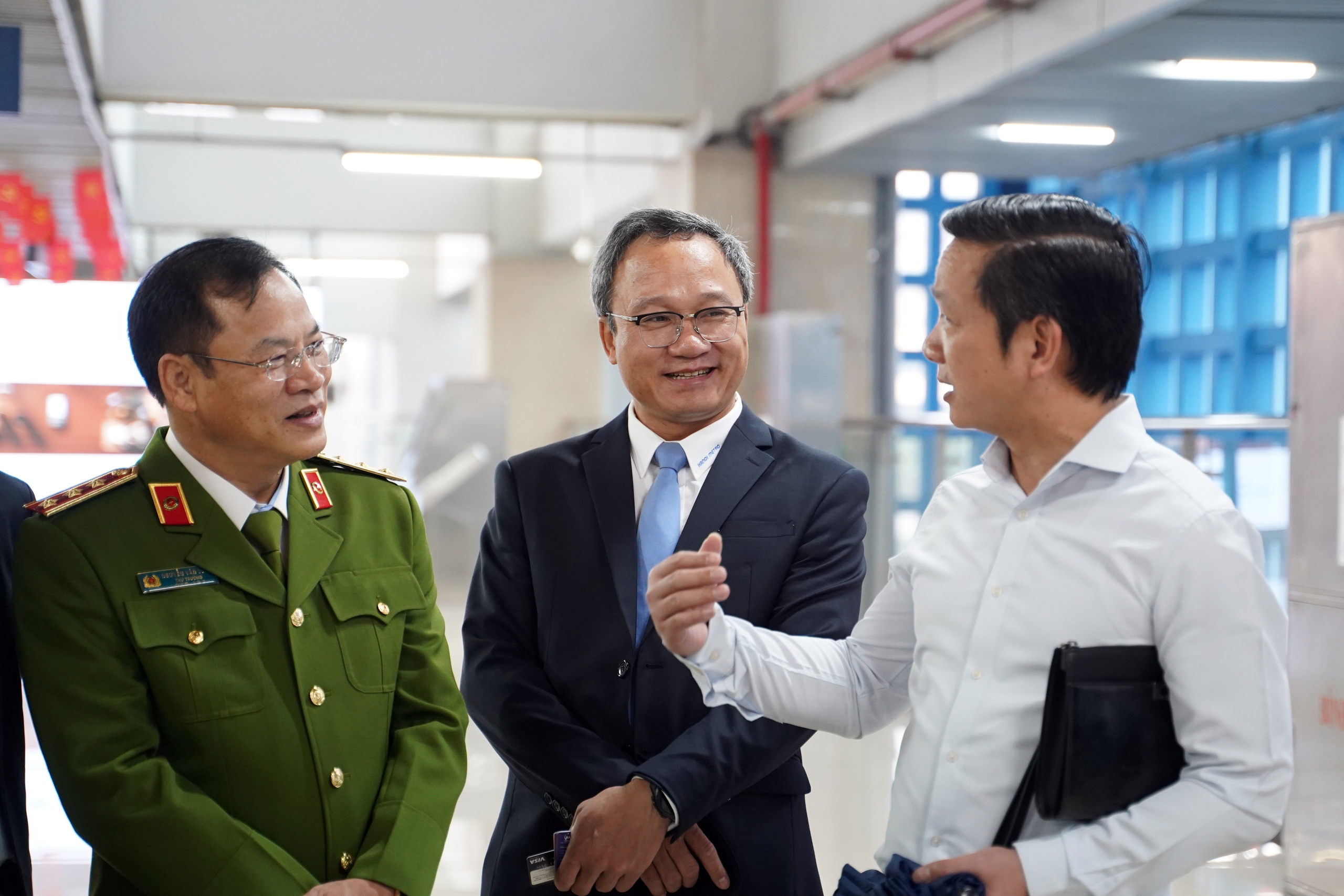 Hai Thứ trưởng Bộ X&acirc;y dựng v&agrave; Bộ C&ocirc;ng an trải nghiệm hệ thống so&aacute;t v&eacute; tự động ga C&aacute;t Linh- Ảnh 5.