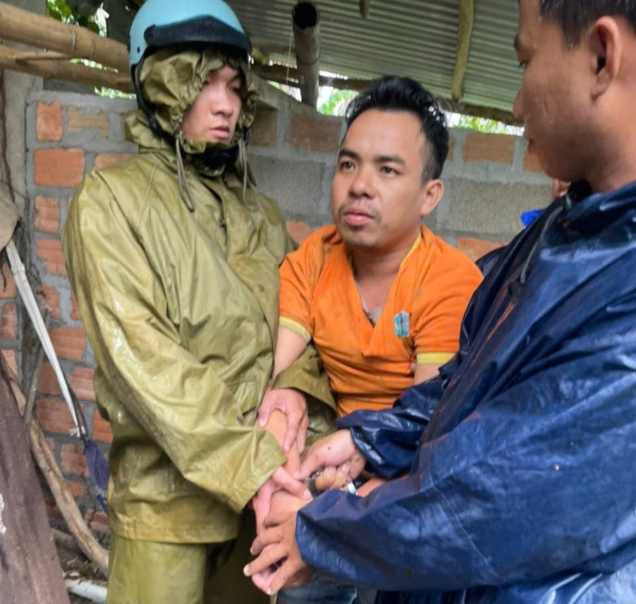 Gia Lai: Bắt đối tượng cướp t&agrave;i sản, lẩn trốn trong rừng- Ảnh 1.