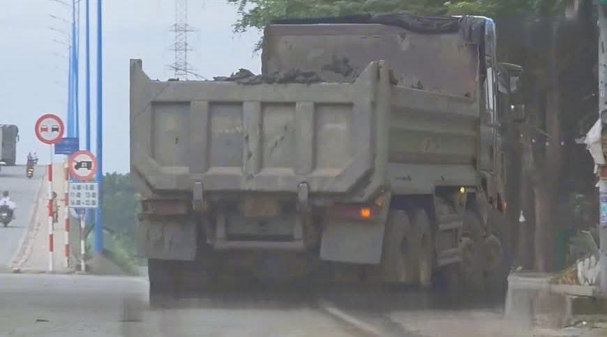 Đồng Nai: Xử phạt 3 t&agrave;i xế v&igrave; chở b&ugrave;n kh&ocirc;ng che bạt v&agrave; vượt ẩu tr&ecirc;n đường- Ảnh 1.