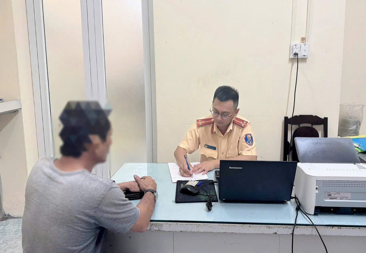 Đồng Nai: Xử phạt 3 t&agrave;i xế v&igrave; chở b&ugrave;n kh&ocirc;ng che bạt v&agrave; vượt ẩu tr&ecirc;n đường- Ảnh 3.