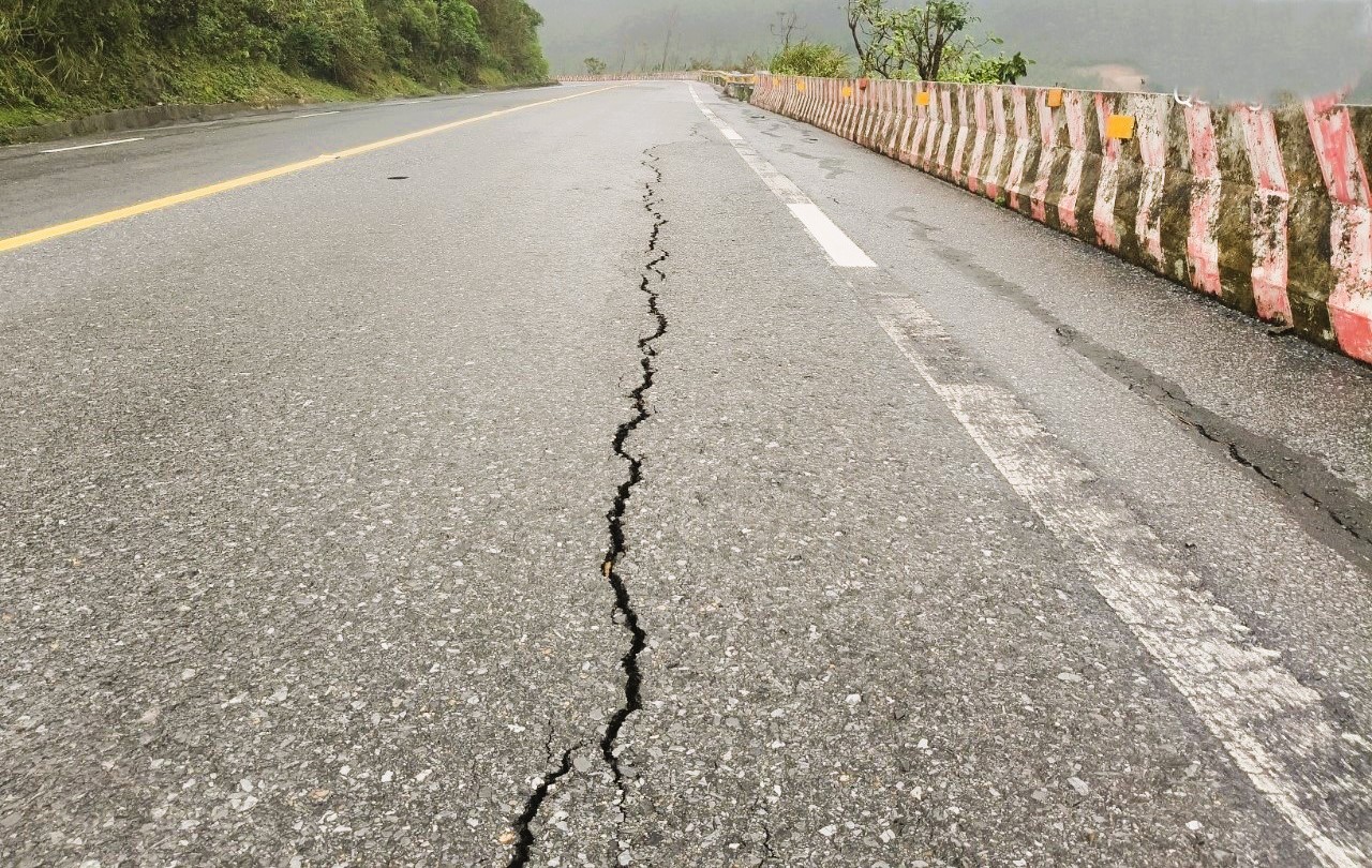 Xử l&yacute; vết nứt mặt đường, đảm bảo giao th&ocirc;ng quốc lộ 1 qua Đ&egrave;o Ngang- Ảnh 2.