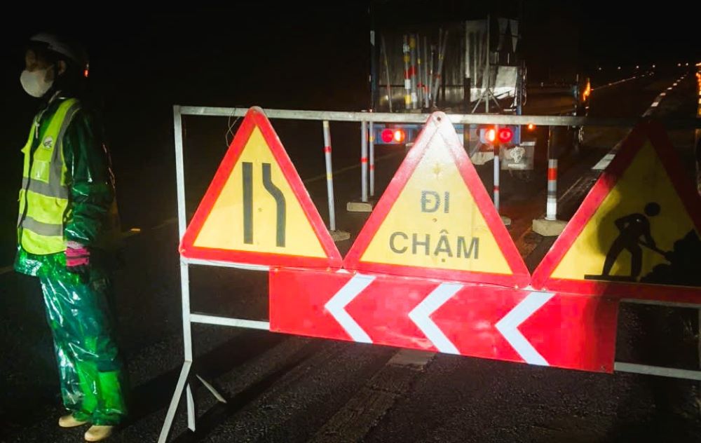 Xử l&yacute; vết nứt mặt đường, đảm bảo giao th&ocirc;ng quốc lộ 1 qua Đ&egrave;o Ngang- Ảnh 3.