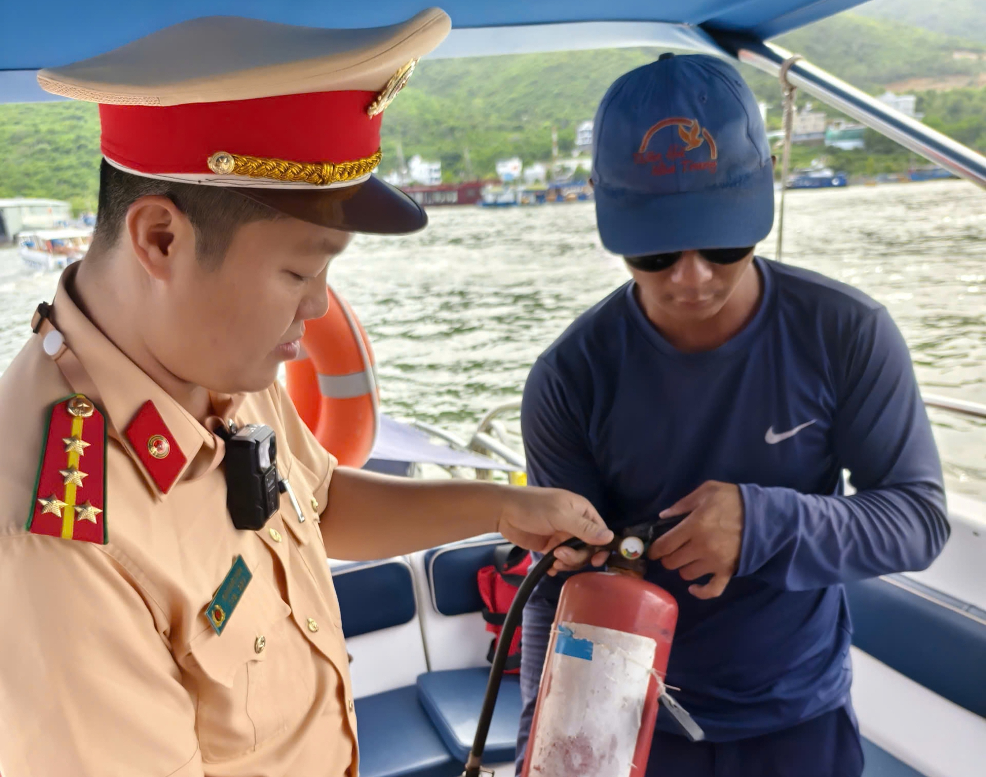 Kh&aacute;nh H&ograve;a: CSGT đường thủy c&ugrave;ng ngư d&acirc;n v&agrave; chủ t&agrave;u thực hiện nghi&ecirc;m quy định của Ch&iacute;nh phủ- Ảnh 3.